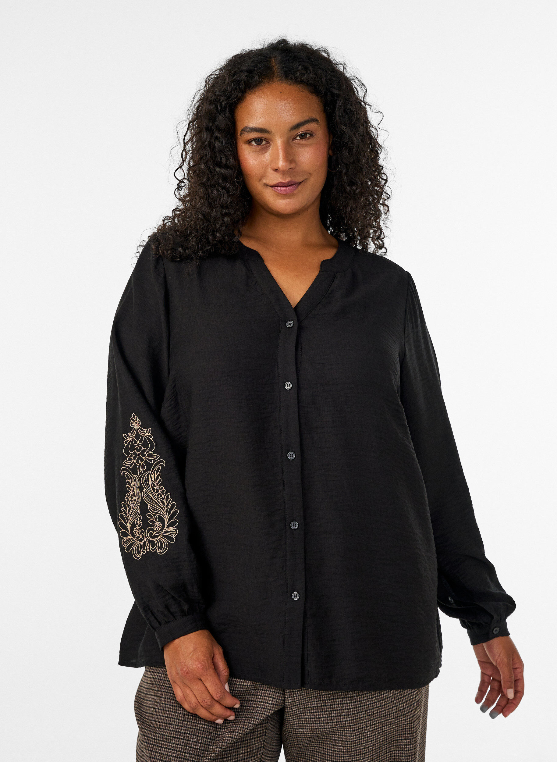 ZizziSkjorta i viskos med broderade &auml;rmar, Svart, Model image number 0