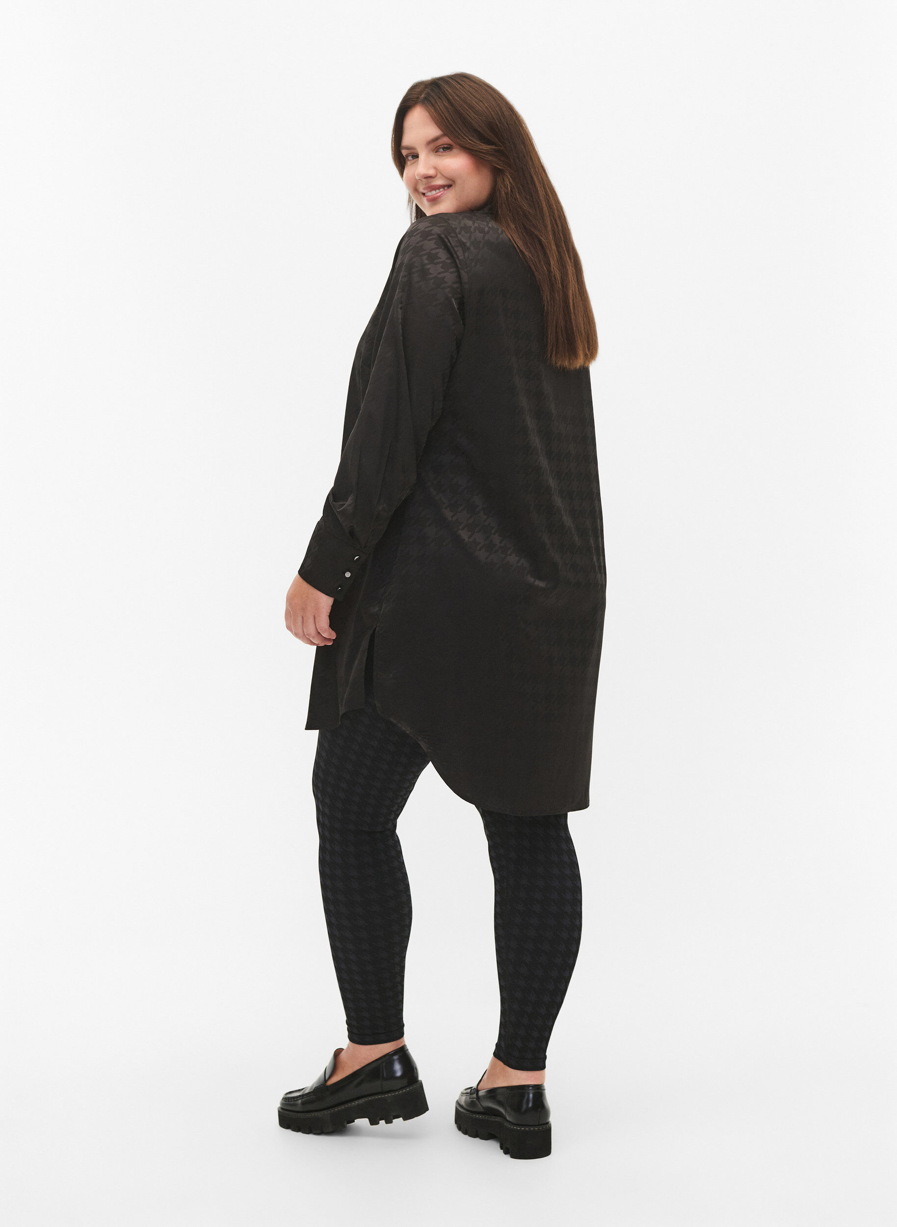 Zizzi Hundtandsm&ouml;nstrade leggings utan s&ouml;mmar, Black w. Dark Grey, Model image number 1