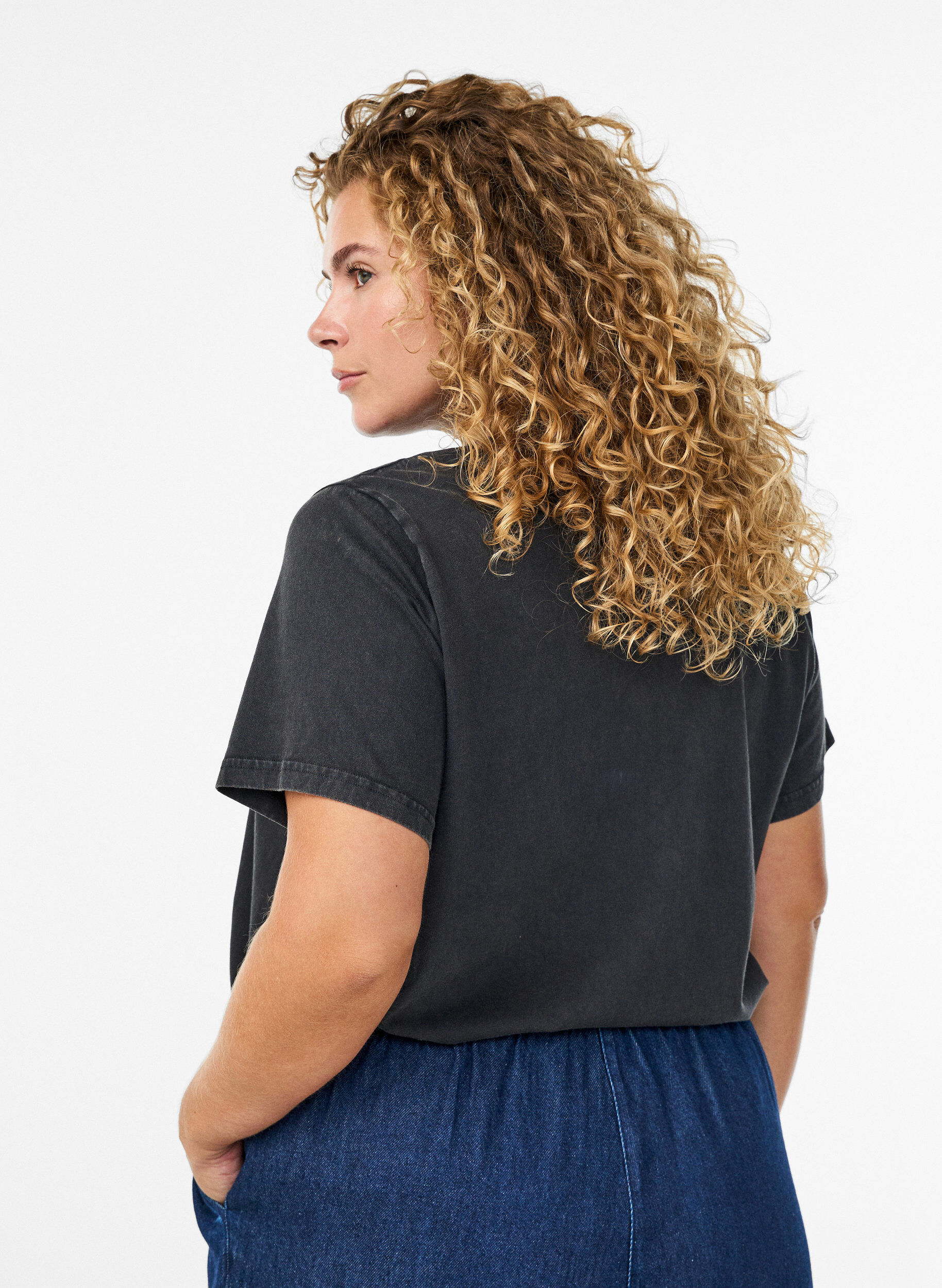 Zizzi T-shirt med nalletryck och tv&auml;ttad look, Gr&aring;, Model image number 2