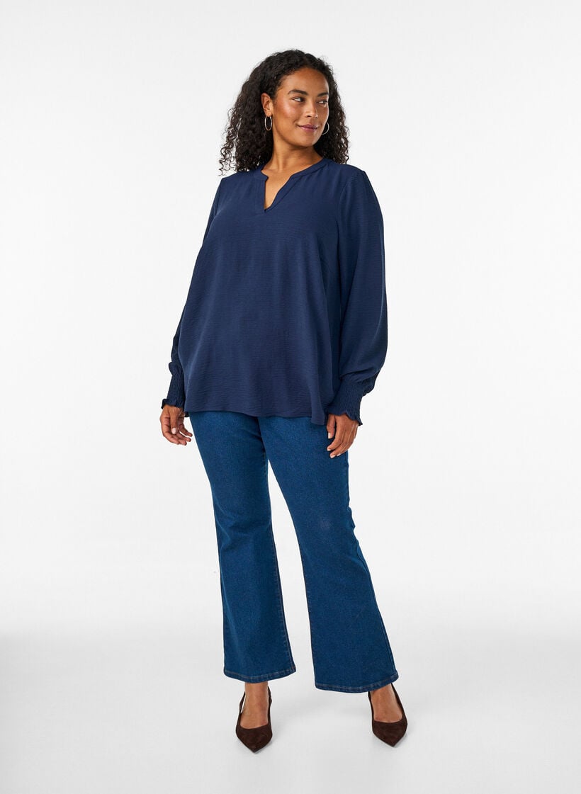 Blus med smockade manschetter och v-ringning, Bl&aring;, Model image number 1
