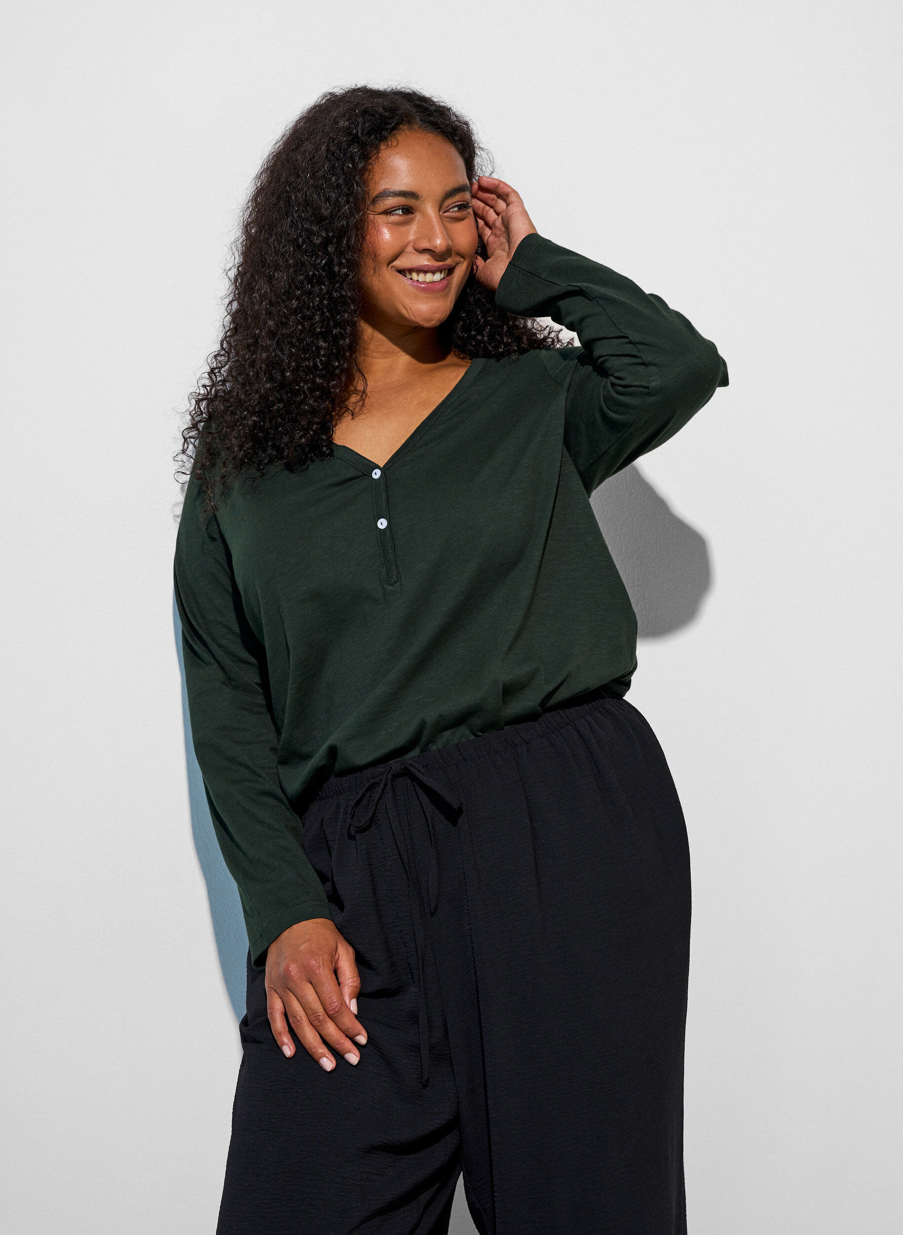 ZizziL&aring;ng&auml;rmad t-shirt med v-ringning och knappar, Gr&ouml;n, Model image number 0