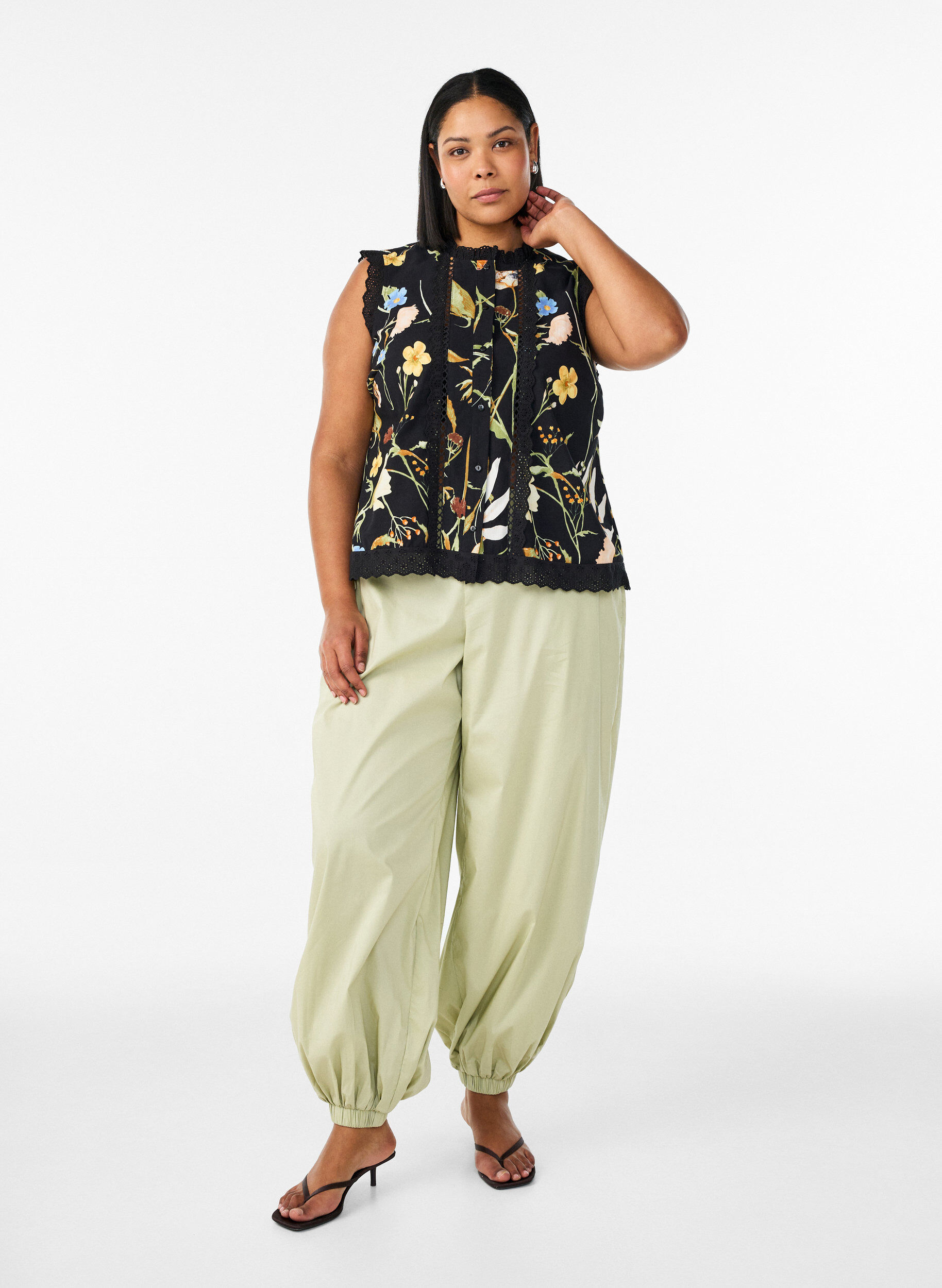 Zizzi &Auml;rml&ouml;s blus i bomull med blommigt m&ouml;nster och broderie anglaise, Svart, Model image number 1