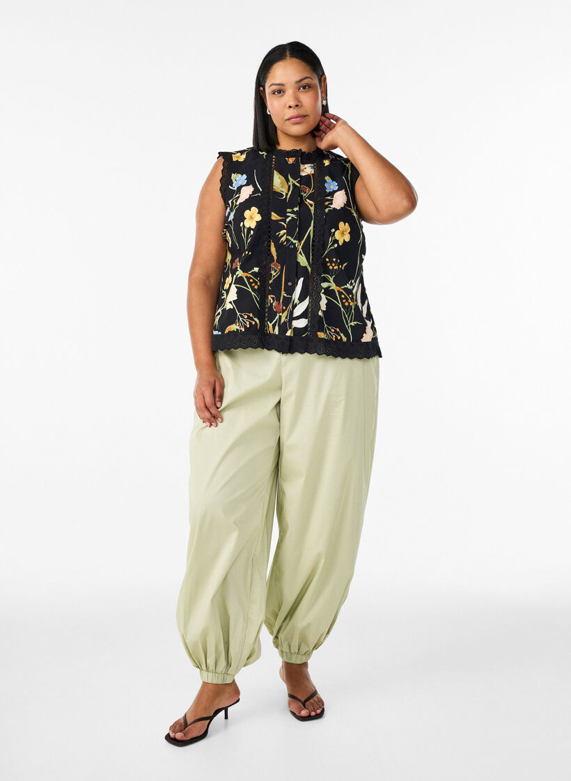 &Auml;rml&ouml;s blus i bomull med blommigt m&ouml;nster och broderie anglaise, Svart, Model image number 1