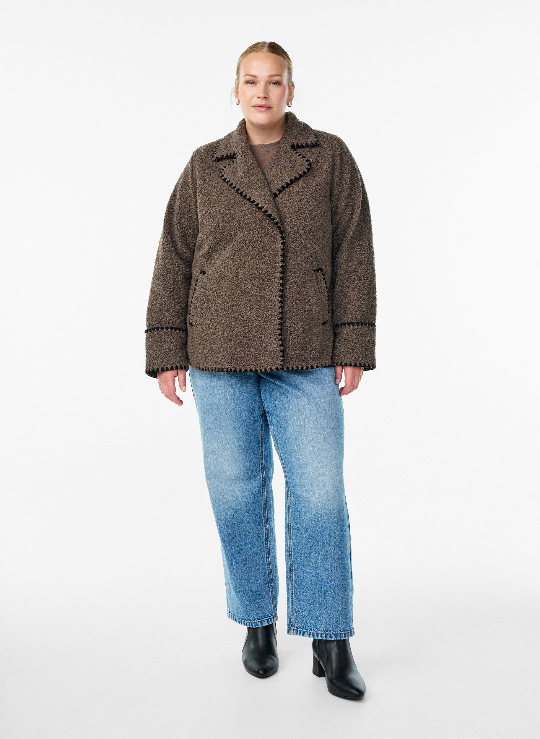 ZizziTeddyjacka med kontrastdetaljer, Brun, Model image number 1