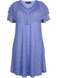 Kortärmad spetsklänning med breda volanger, Lavender Violet