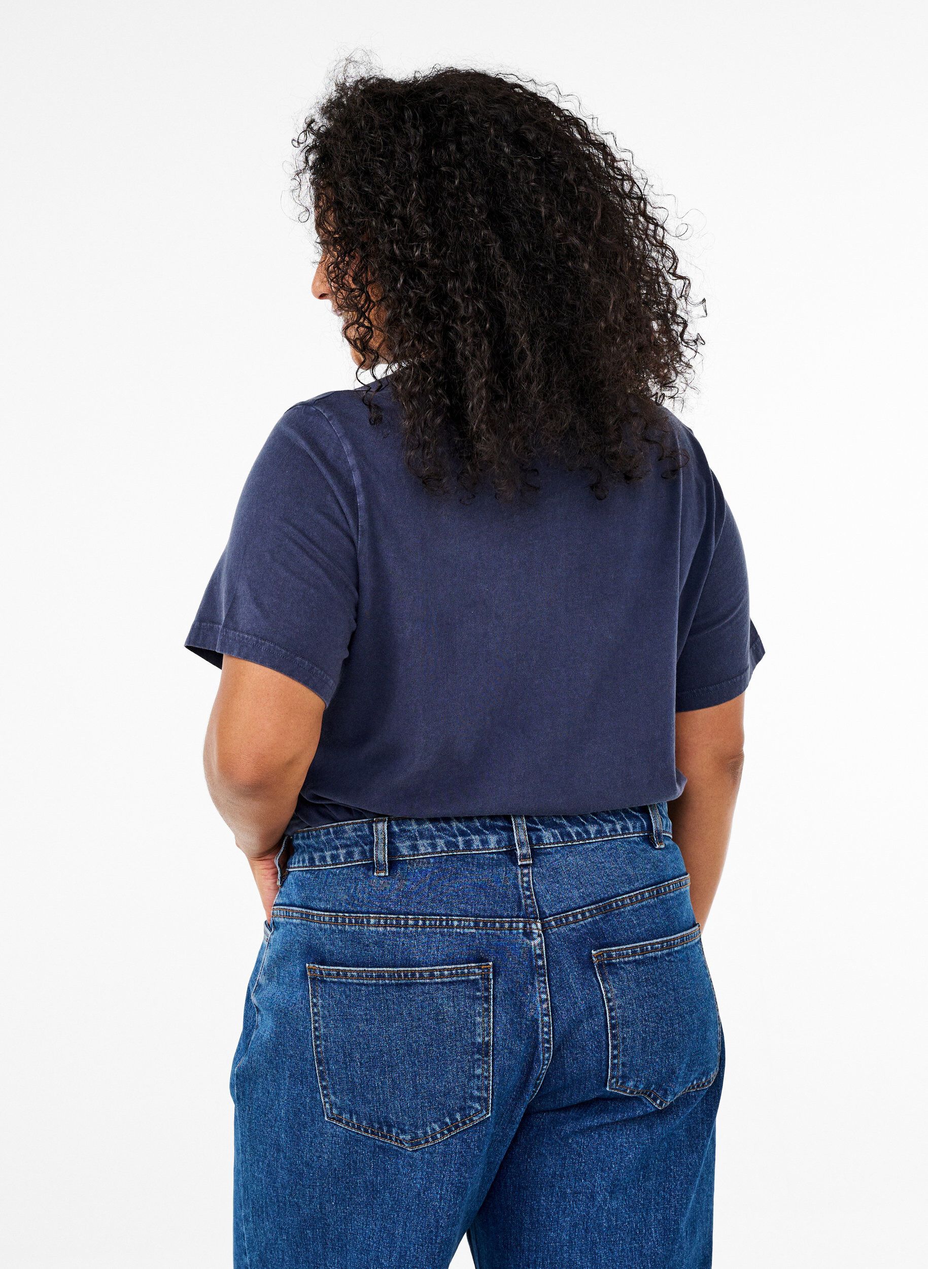 Zizzi T-shirt med &ouml;ljetter och tryck, Navy Washed , Model image number 1