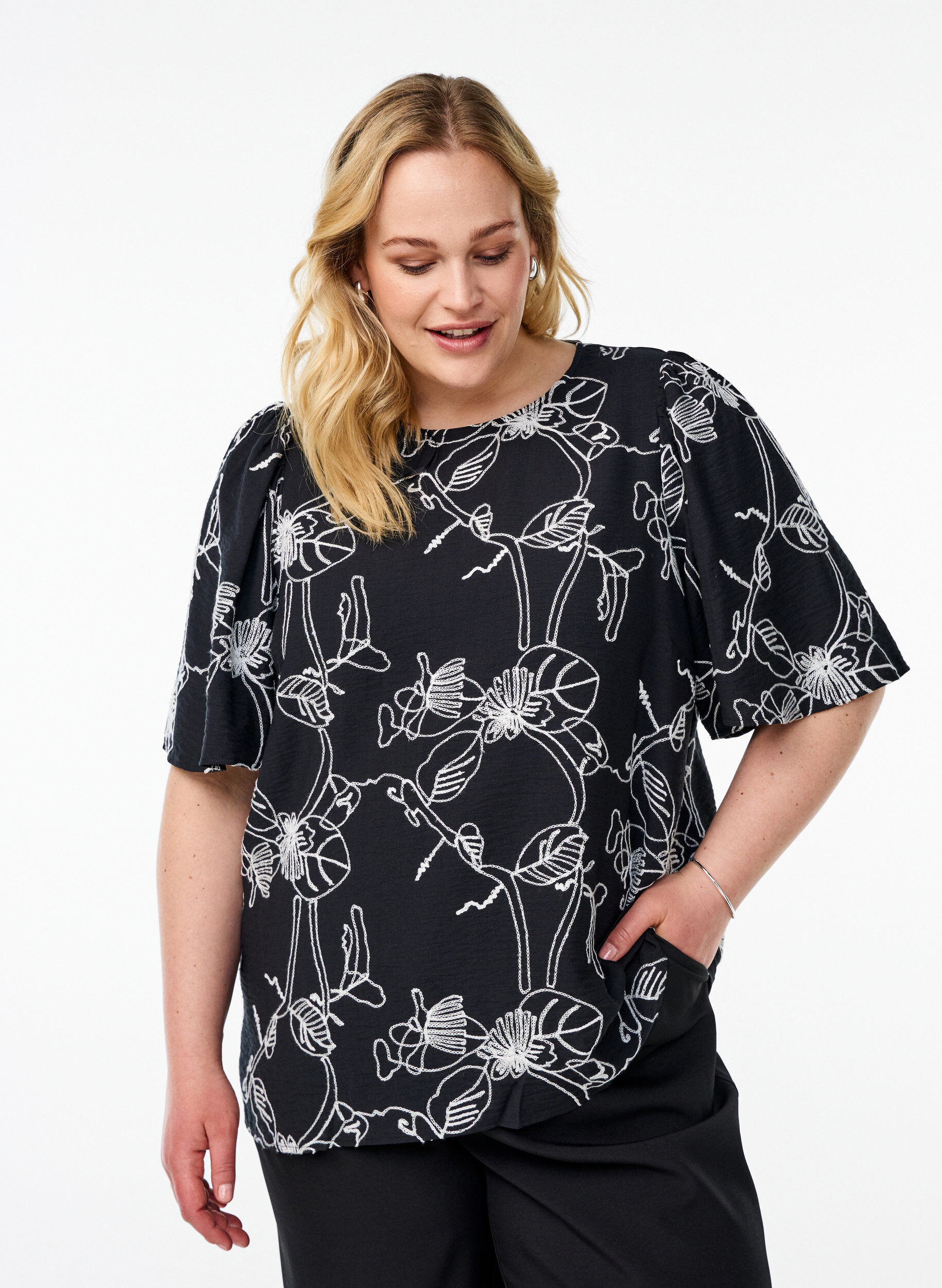 Kort&auml;rmad blus med broderat m&ouml;nster, Svart, Model