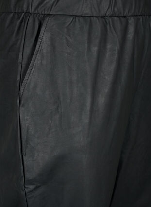 Byxor i imiterat läder med fickor, Black, Packshot image number 2