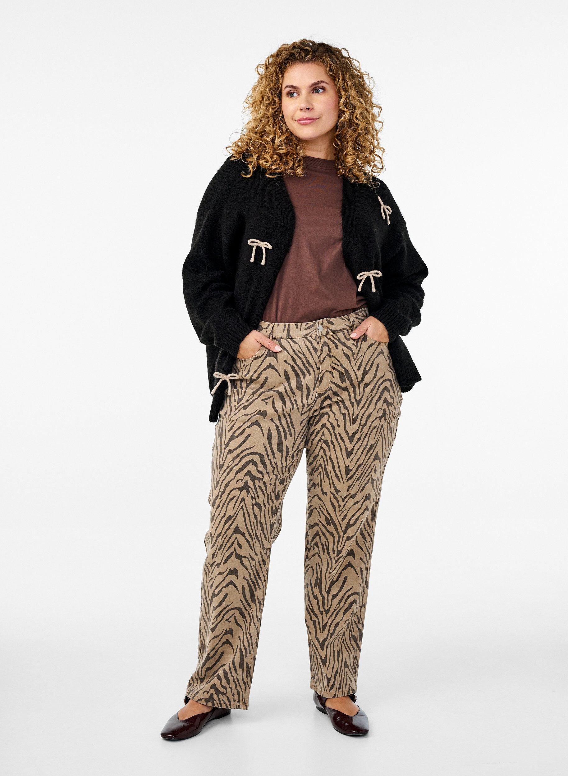 Zizzi Kort stickad kofta med rosetter, Black Comb, Model image number 2