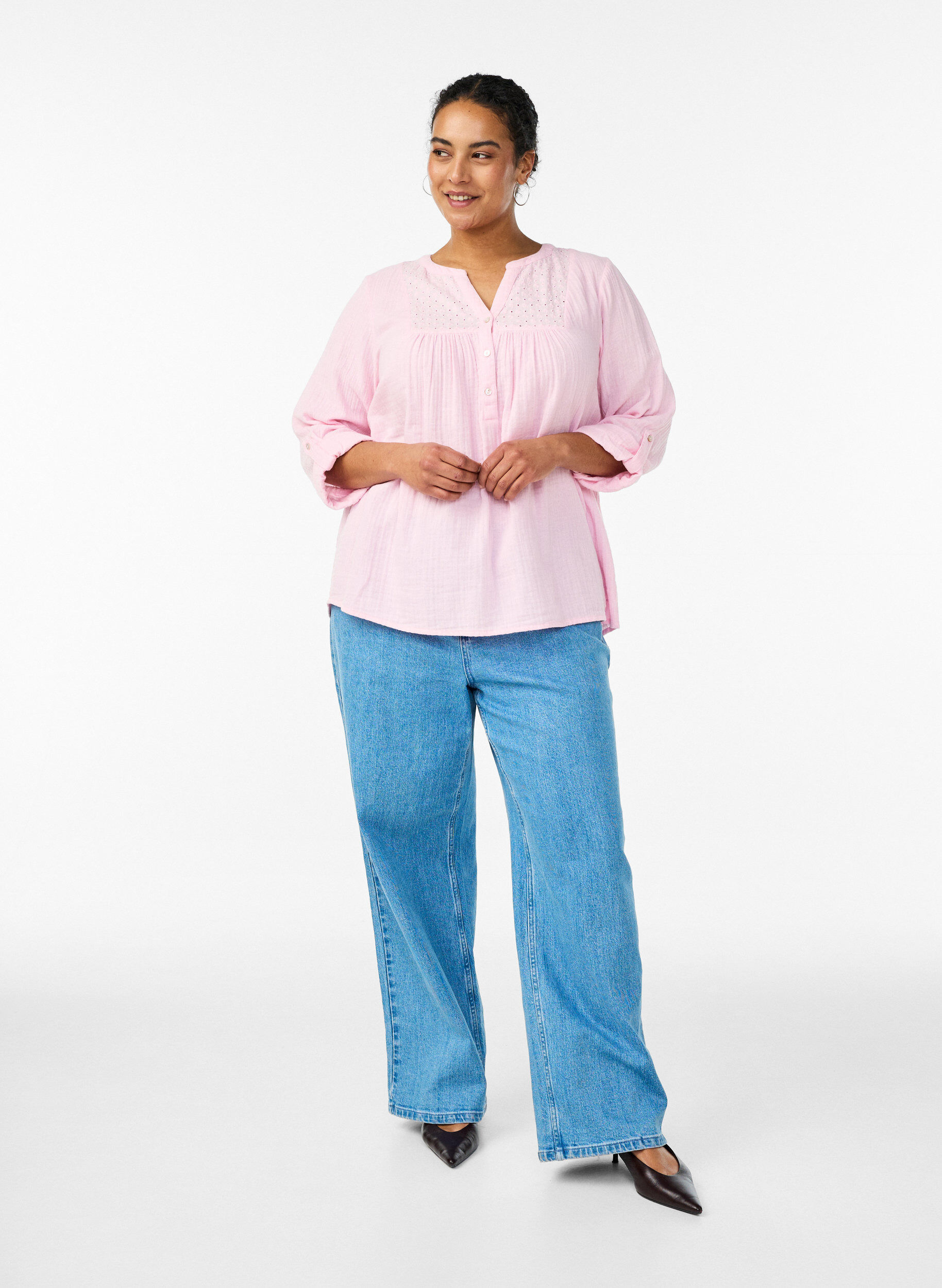 ZizziBlus i bomullsmuslin med broderie anglaise, Rosa, Model image number 1