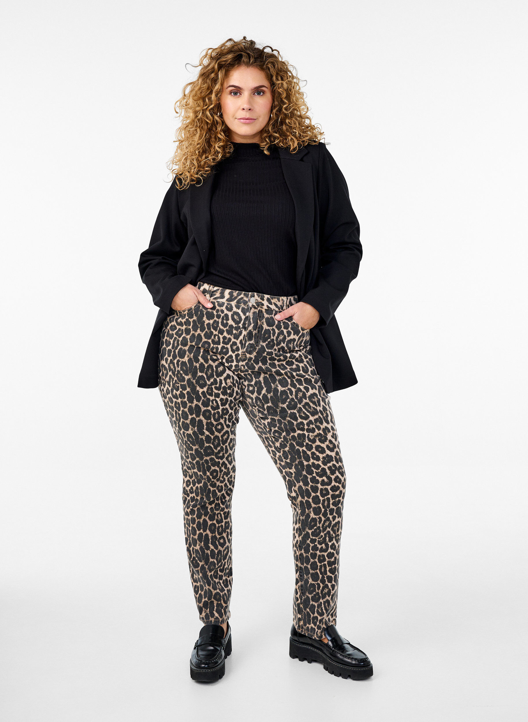 Emily-jeans med leopardm&ouml;nster, Brun, Model