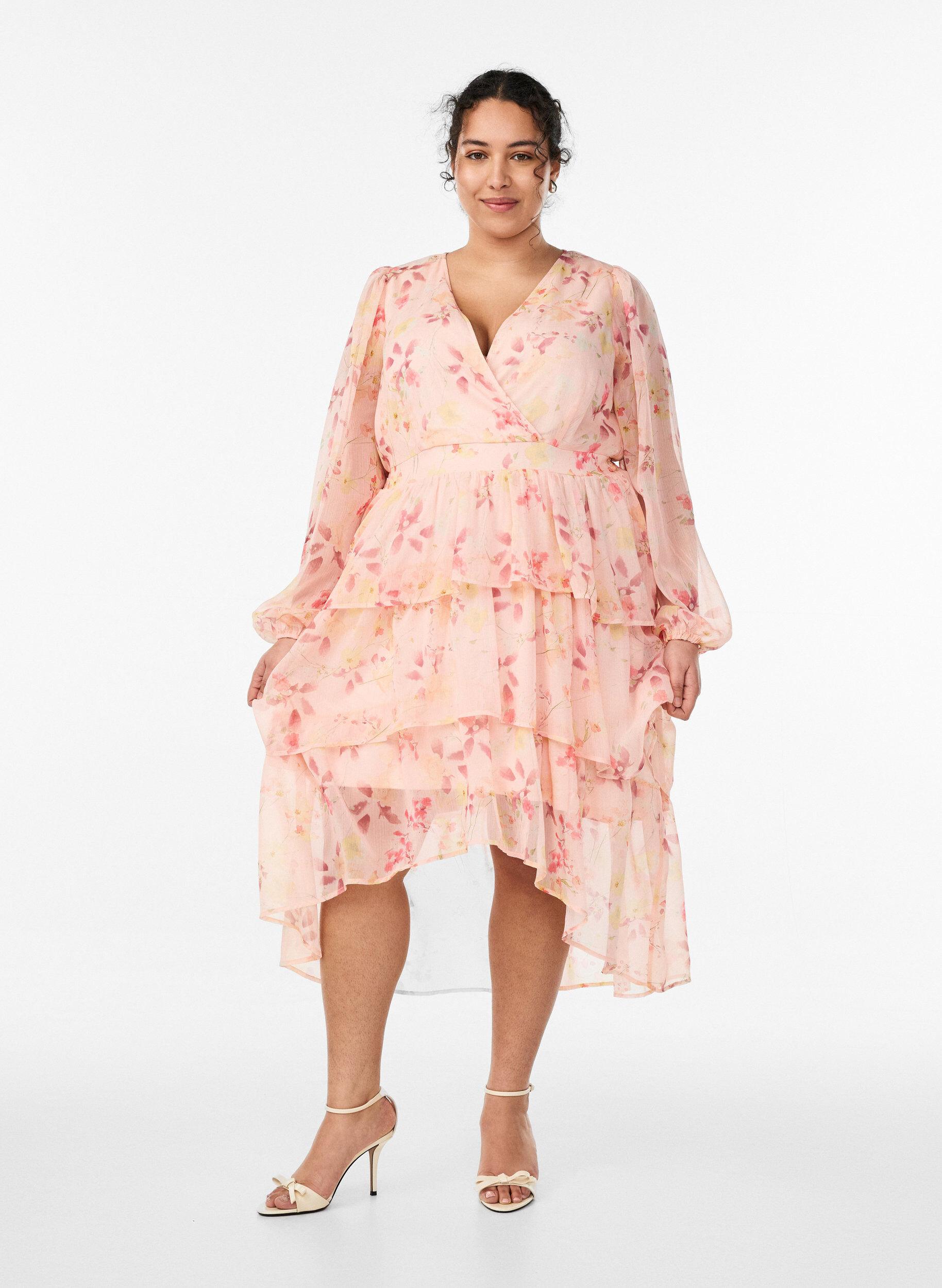 Blommig midikl&auml;nning i chiffong med smock i midjan, Orange, Model