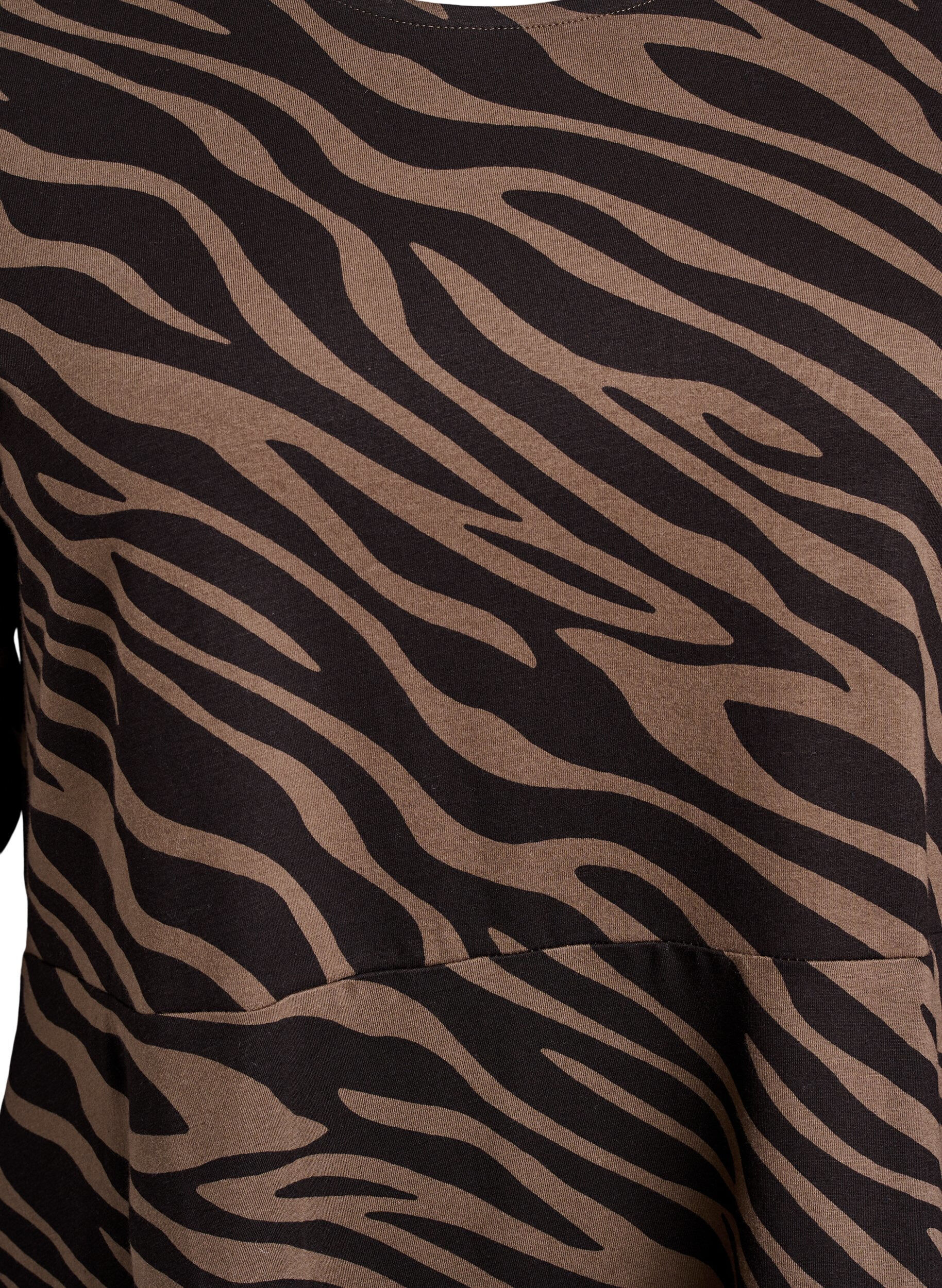 Zizzi L&aring;ng&auml;rmad kl&auml;nning med rund halsringning och zebram&ouml;nster, Walnut Zebra, Packshot image number 2