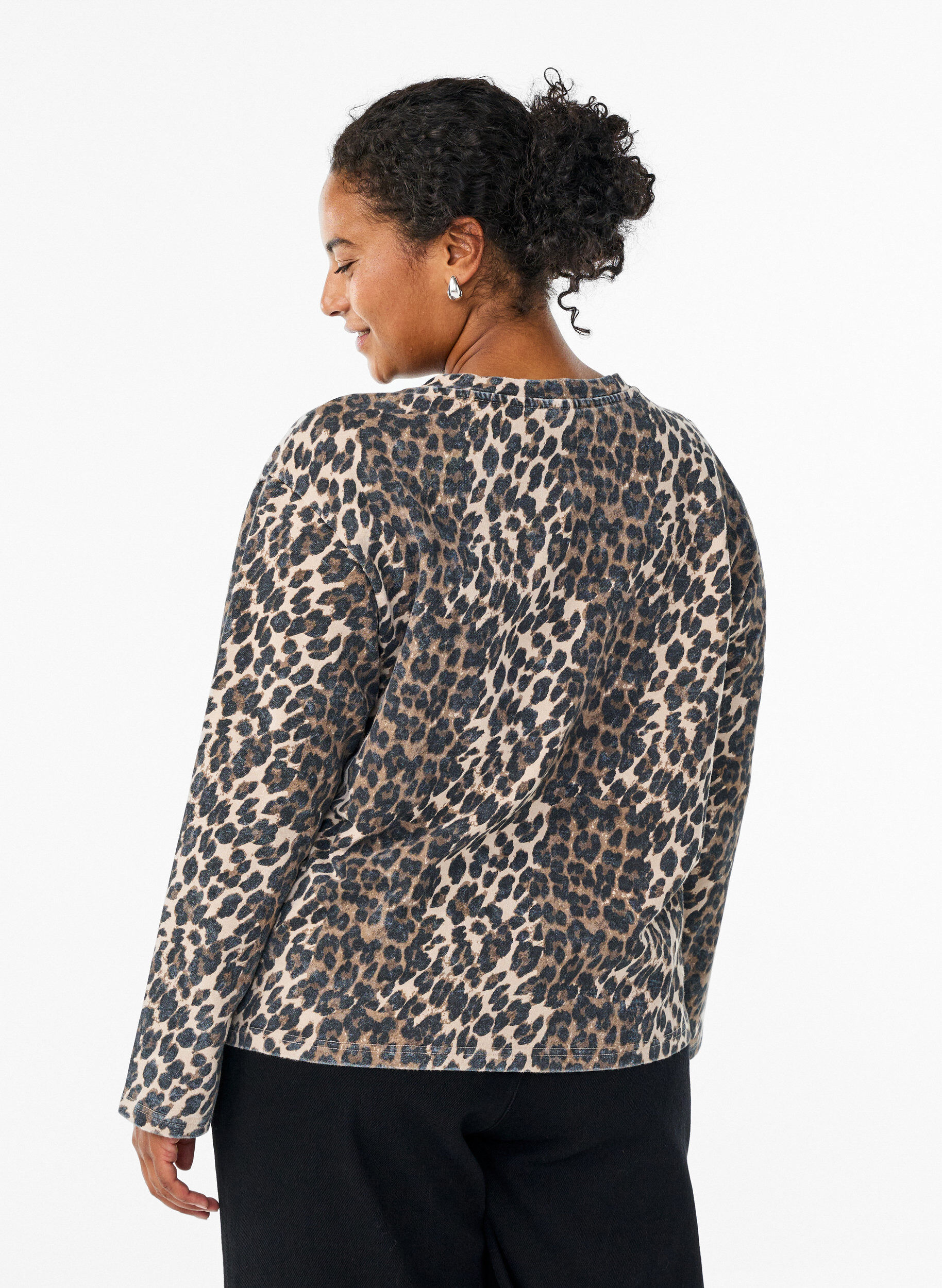 Zizzi Tv&auml;ttad sweatshirt med leopardm&ouml;nster, Brun, Model image number 2