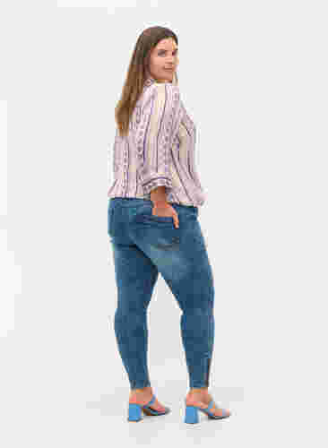 Croppade Amy jeans med blixtlås, Blue denim, Model image number 2
