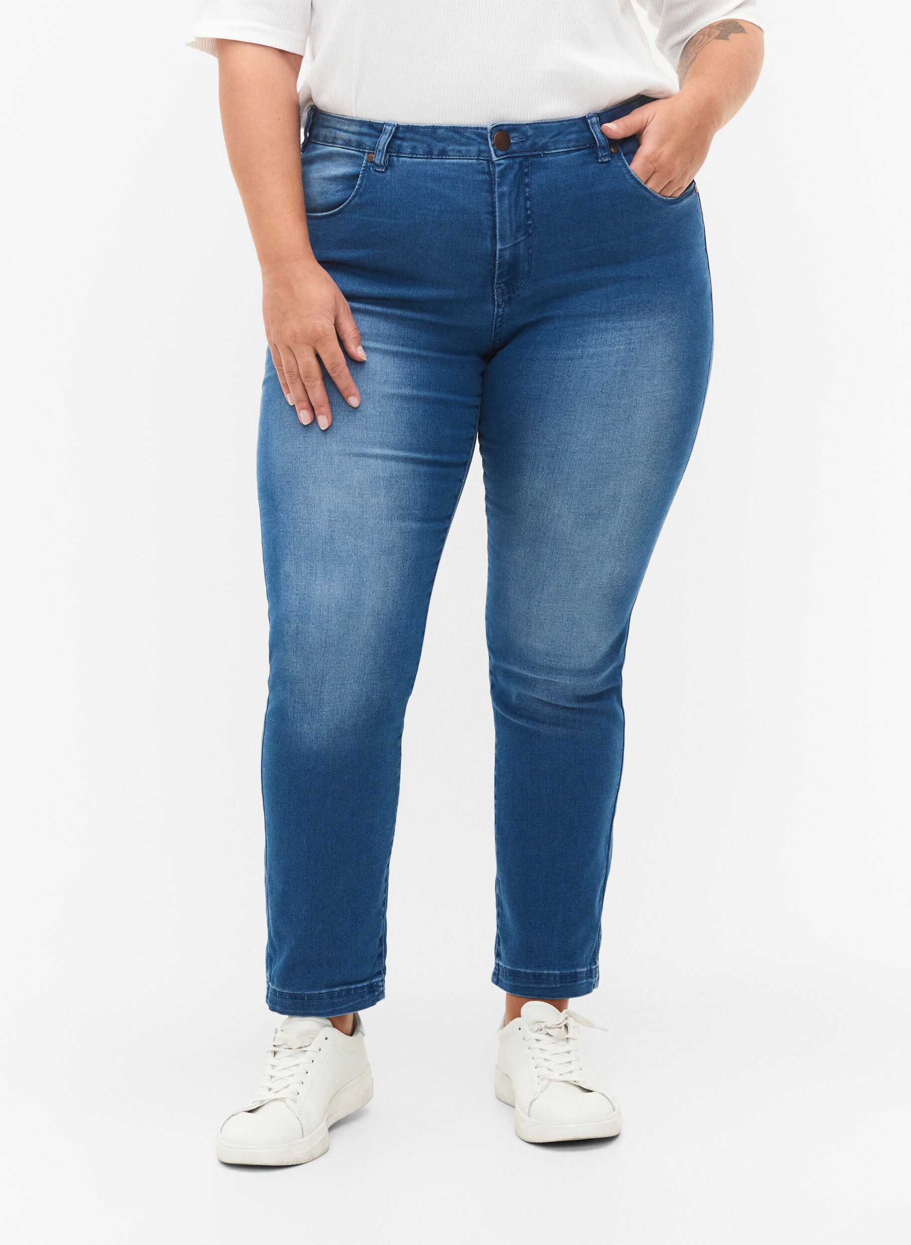 ZizziSlim fit Emily jeans med normalh&ouml;g midja, Bl&aring;, Model image number 3