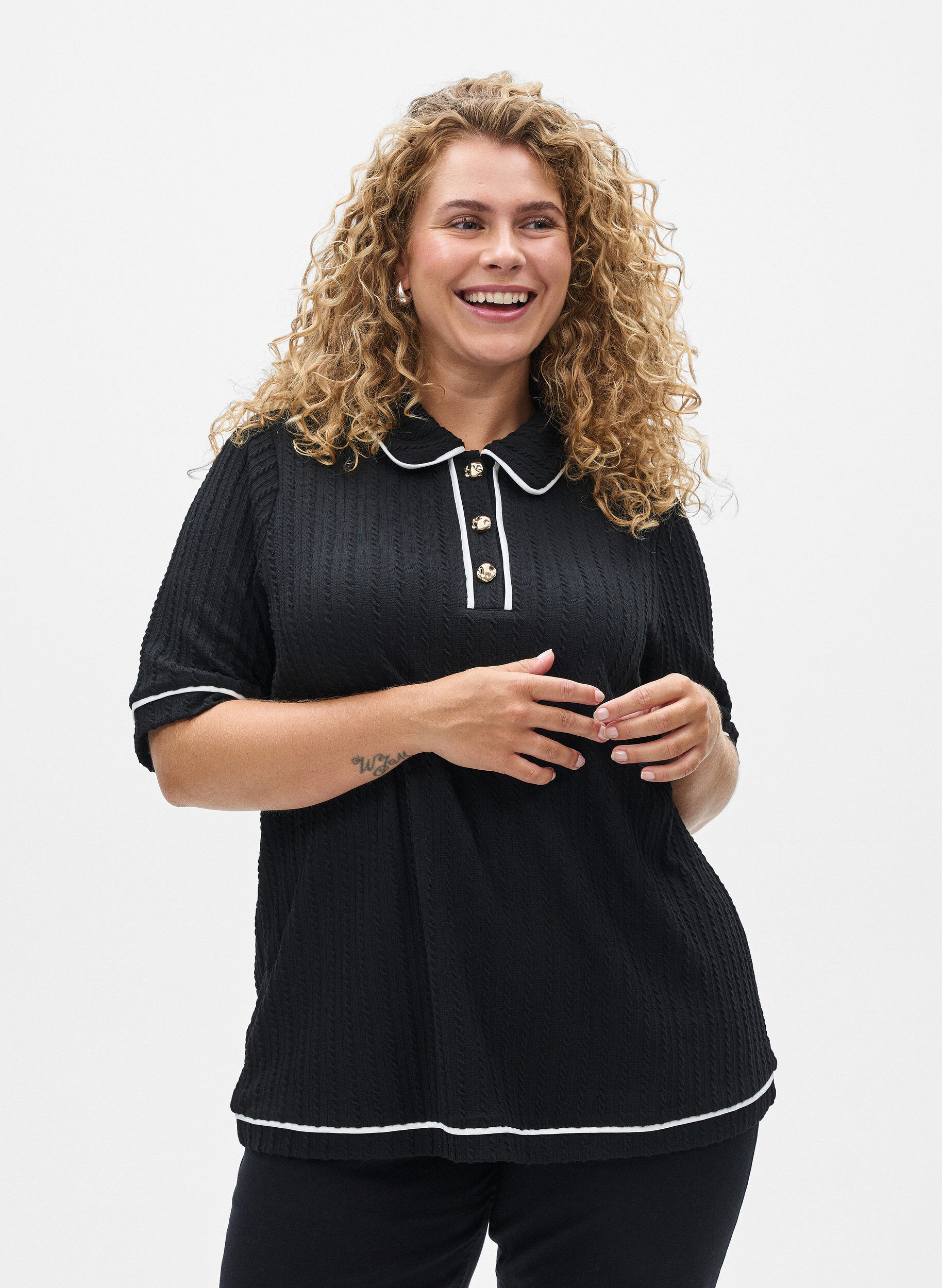 Pik&eacute;tr&ouml;ja i texturerad jersey med kontrasterande detaljer, Svart, Model