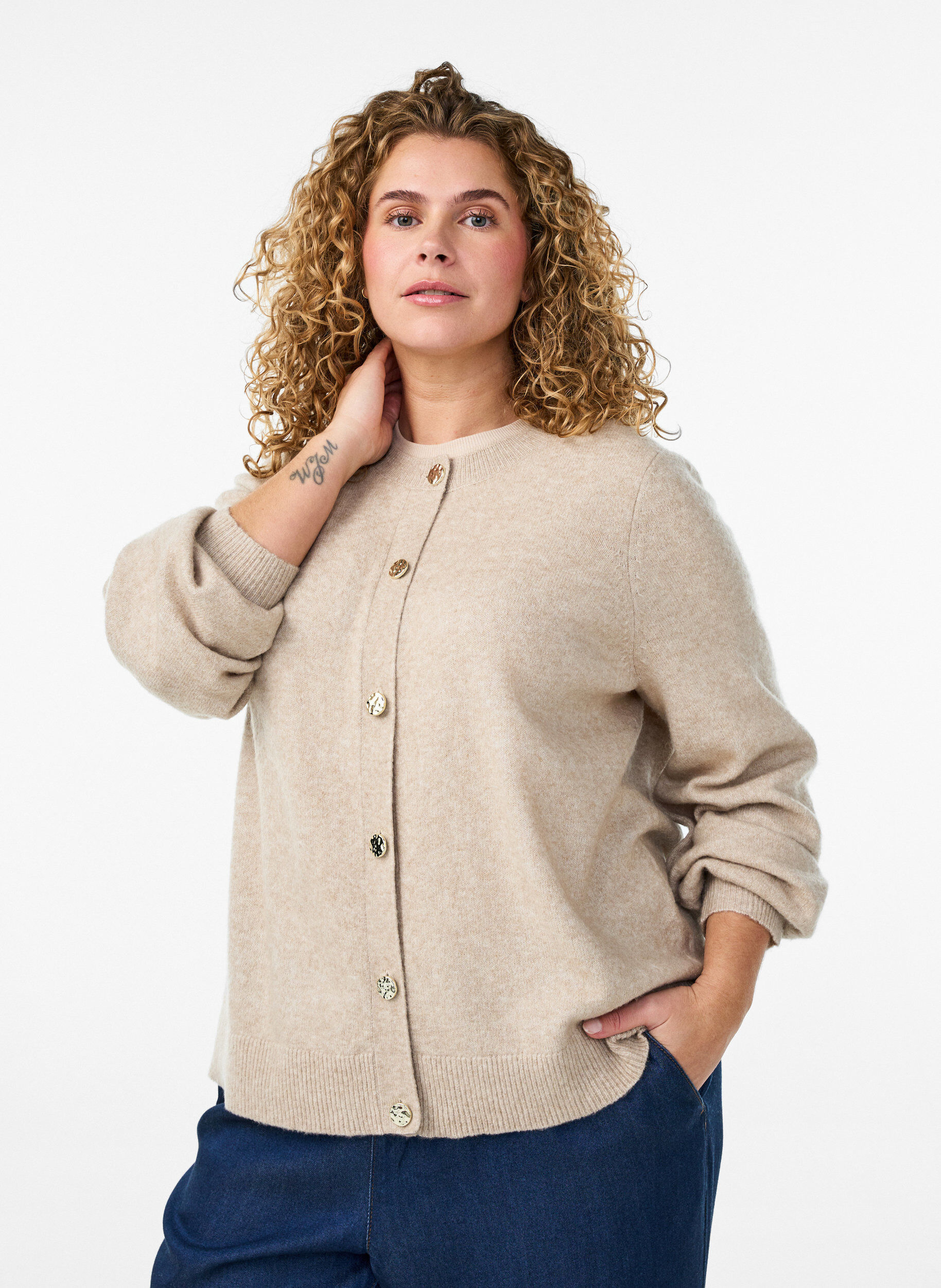 Kofta i mjukt stickat med guldf&auml;rgade knappar, Beige, Model