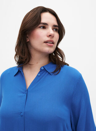 Skjortklänning i viskos med korta ärmar, Victoria blue, Model image number 2