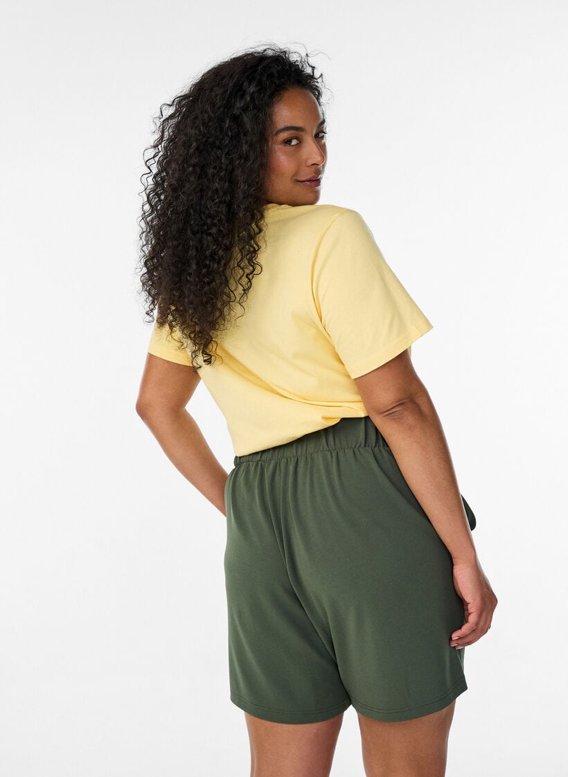 Shorts med fickor och l&ouml;s passform, Gr&ouml;n, Model image number 2