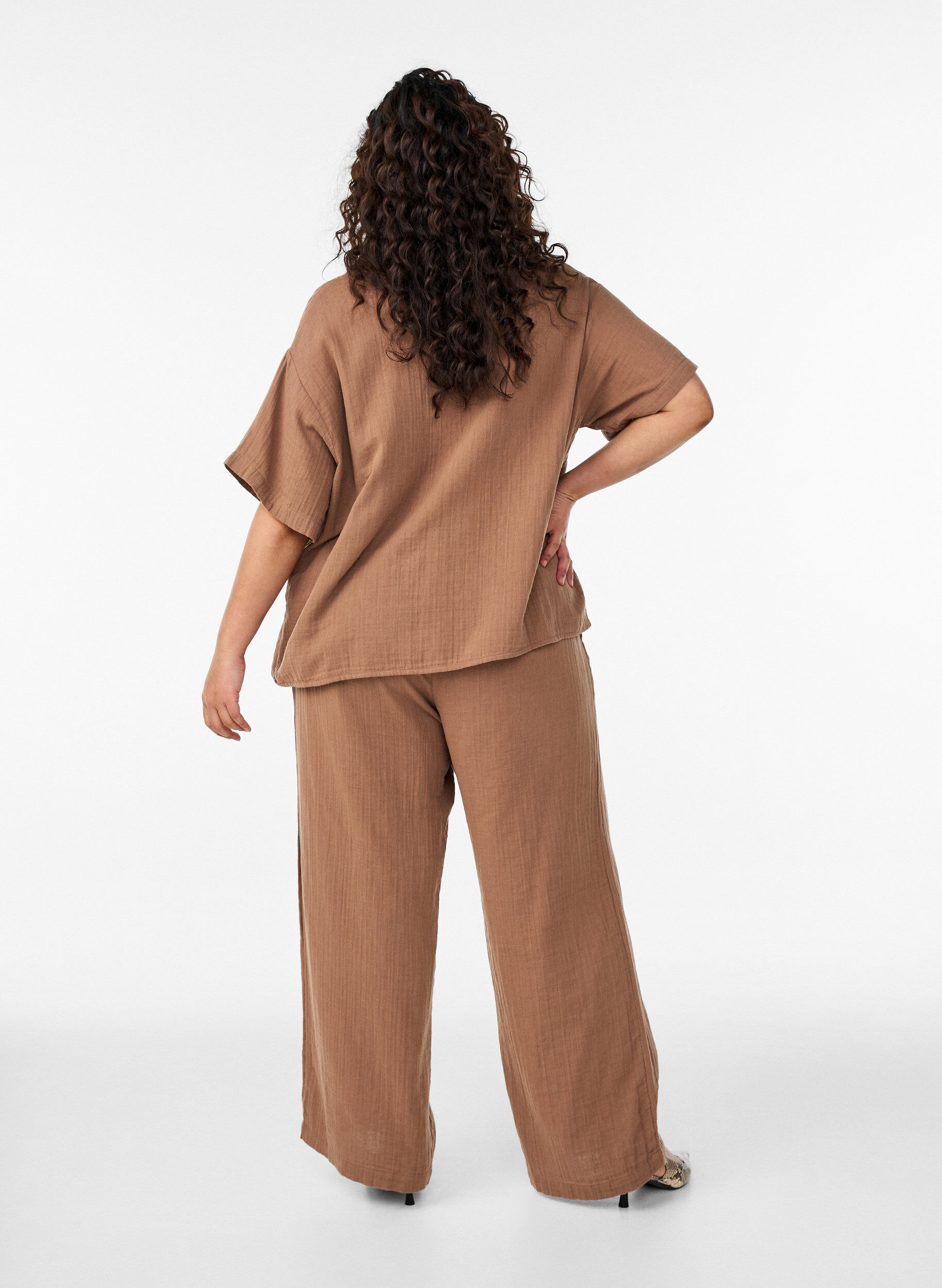 ZizziByxor i bomullsmuslin med h&ouml;g midja och l&ouml;sa ben, Brun, Model image number 1