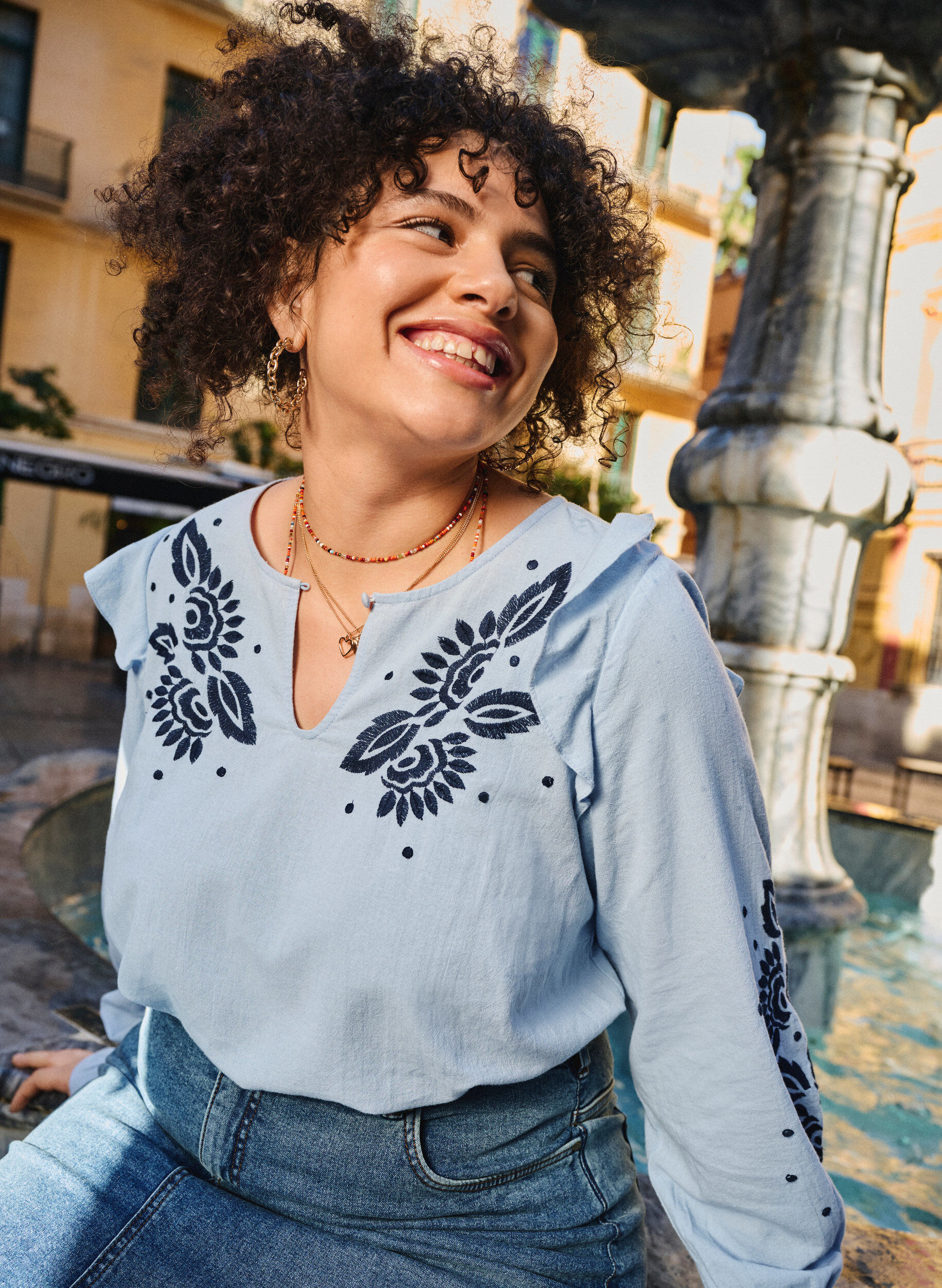 Zizzi Bomullsblus med broderier och volanger, Bl&aring;, Image image number 0