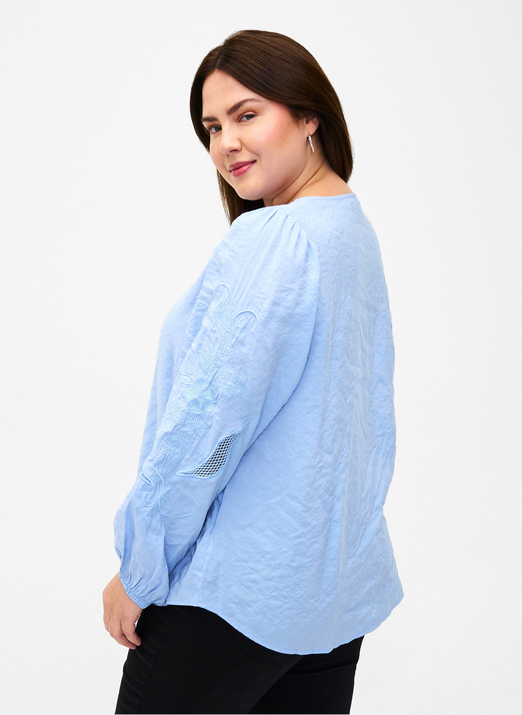 Zizzi Blus i TENCEL&trade; Modal med broderidetaljer, Serenity, Model image number 1