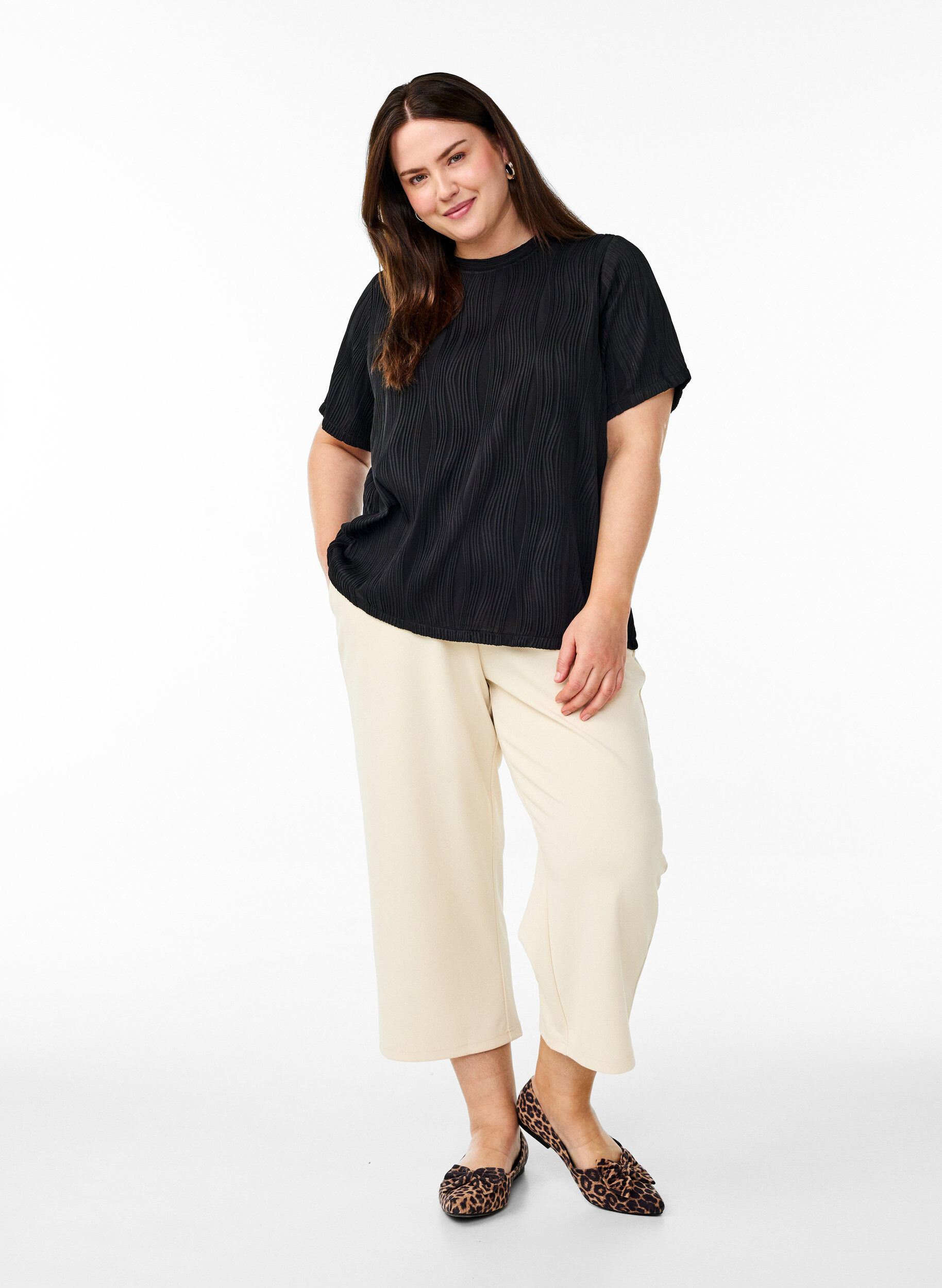 Zizzi Blus med korta &auml;rmar och v&aring;gig struktur, Svart, Model image number 1