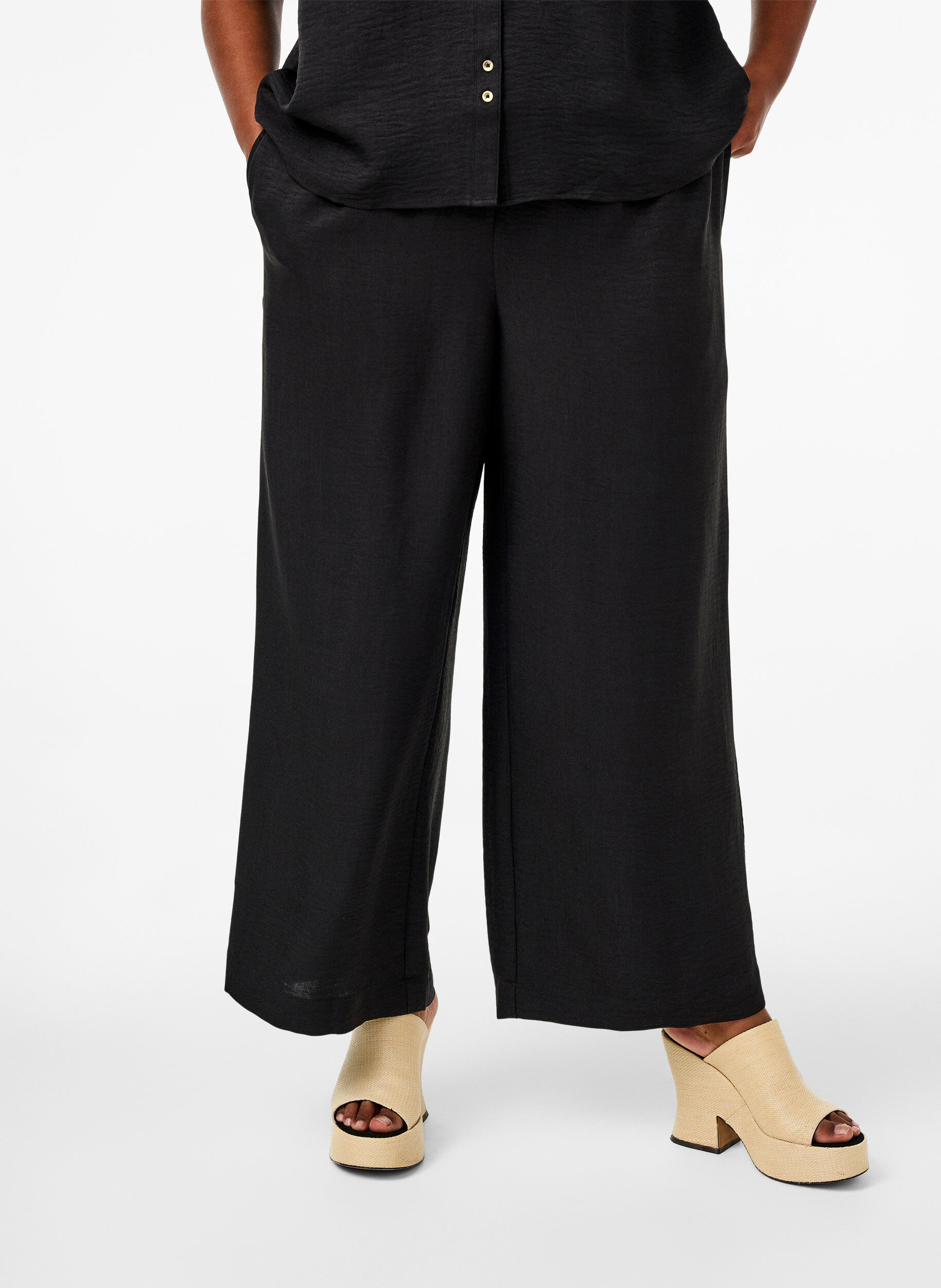 ZizziL&ouml;sa byxor med res&aring;r i midjan och fickor, Svart, Model image number 2