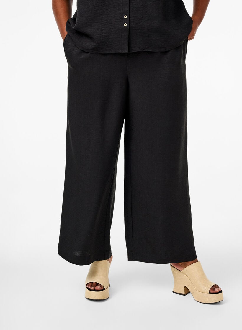 L&ouml;sa byxor med res&aring;r i midjan och fickor, Svart, Model image number 2