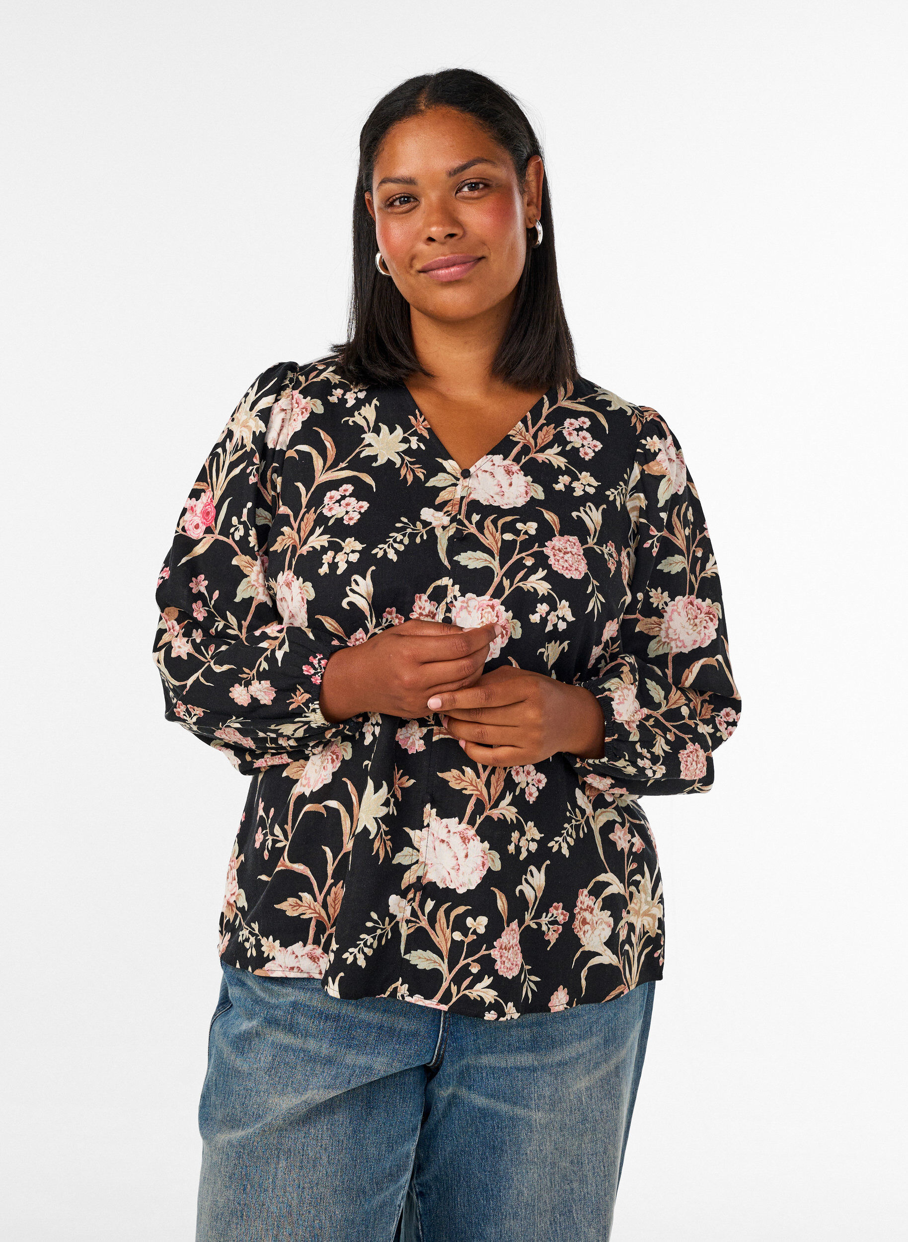 ZizziBlommig blus i linne och viskos med l&aring;nga &auml;rmar, Svart, Model image number 0