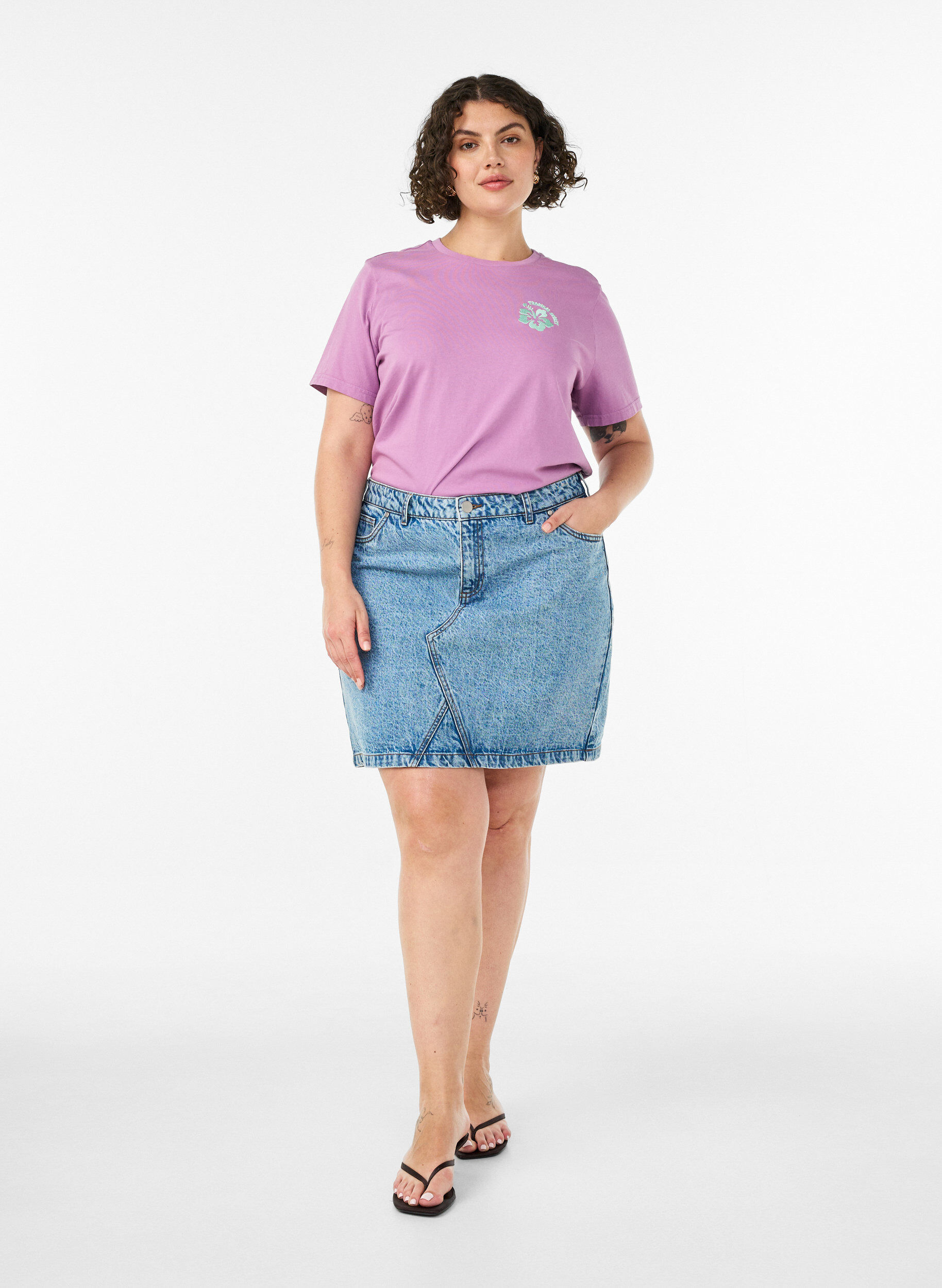 ZizziT-shirt i ekologisk bomull med tryck p&aring; ryggen, Rosa, Model image number 1