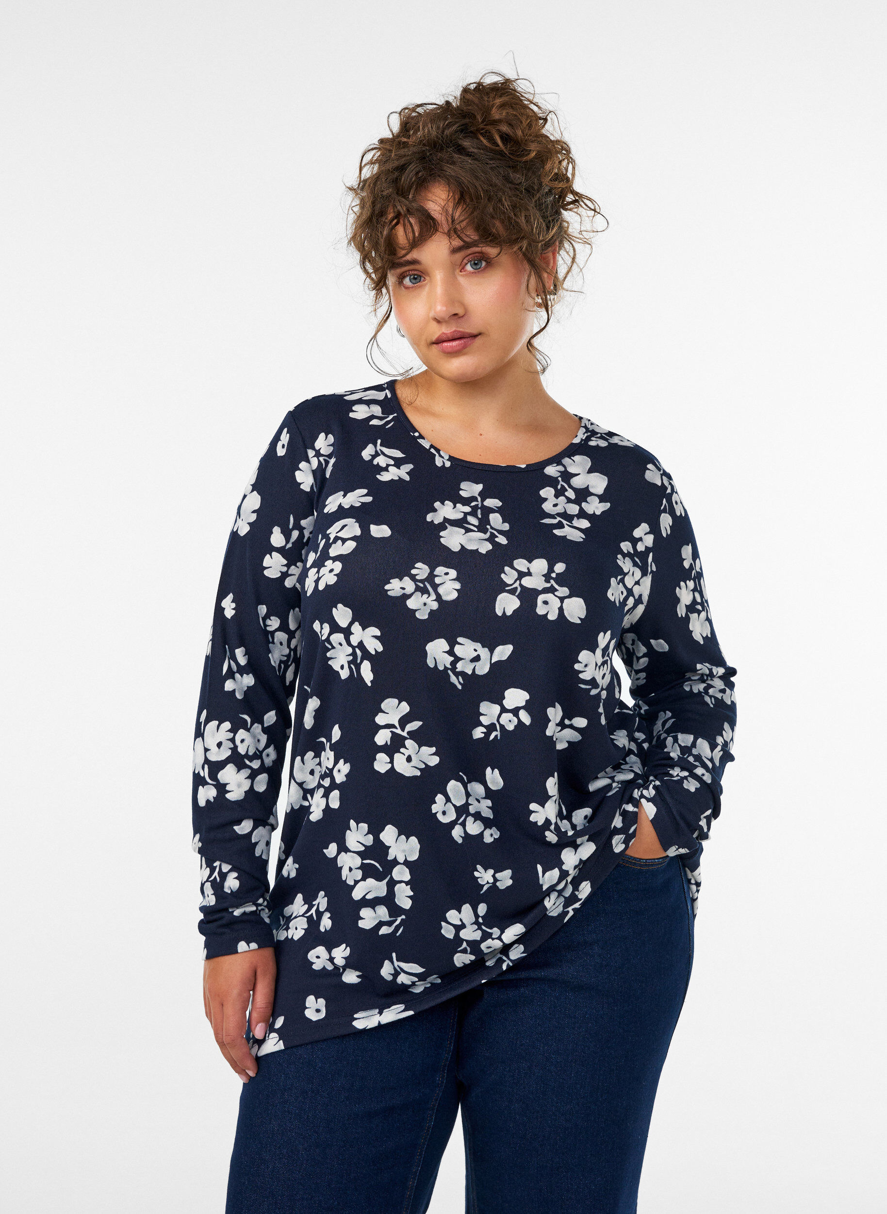 ZizziBlommig blus med l&aring;nga &auml;rmar, Bl&aring;, Model image number 0
