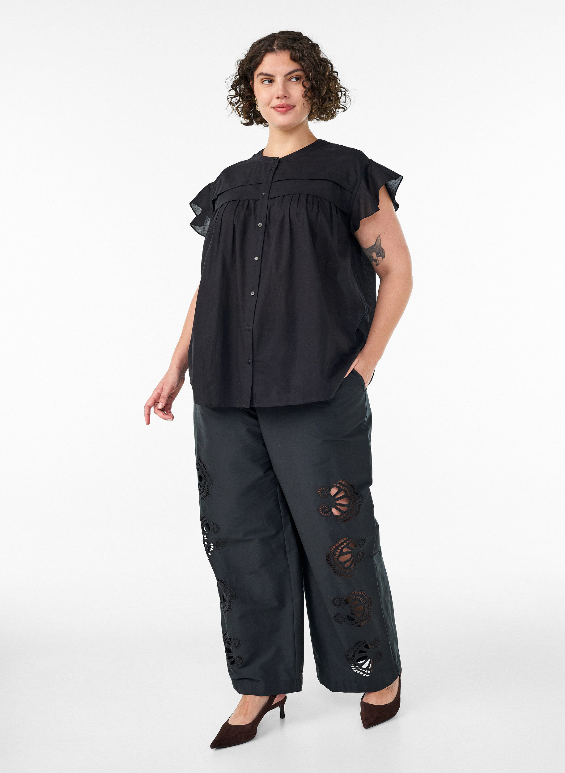 Zizzi&Auml;rml&ouml;s a-linjeformad skjortblus i bomull, Svart, Model image number 1