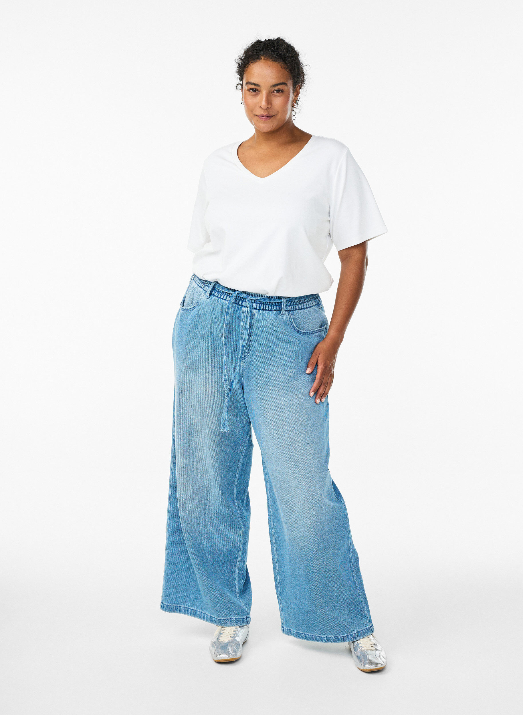 Jeans med l&ouml;s passform, res&aring;r och dragsko, Bl&aring;, Model
