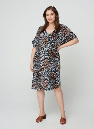 Kortärmad klänning i viskos med färgat leopardprint, Blue Leo AOP, Model image number 2