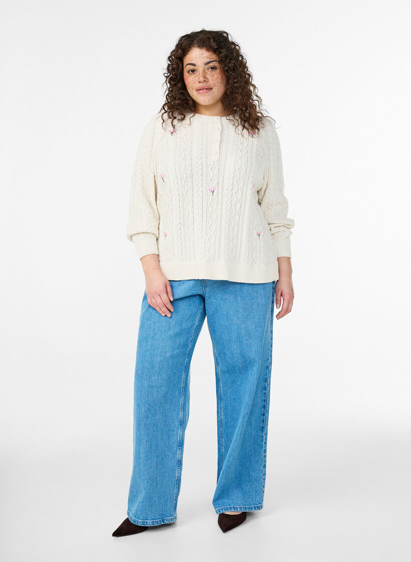 Stickad blus med kabelmönster och broderade blommor, Vit, Model image number 1