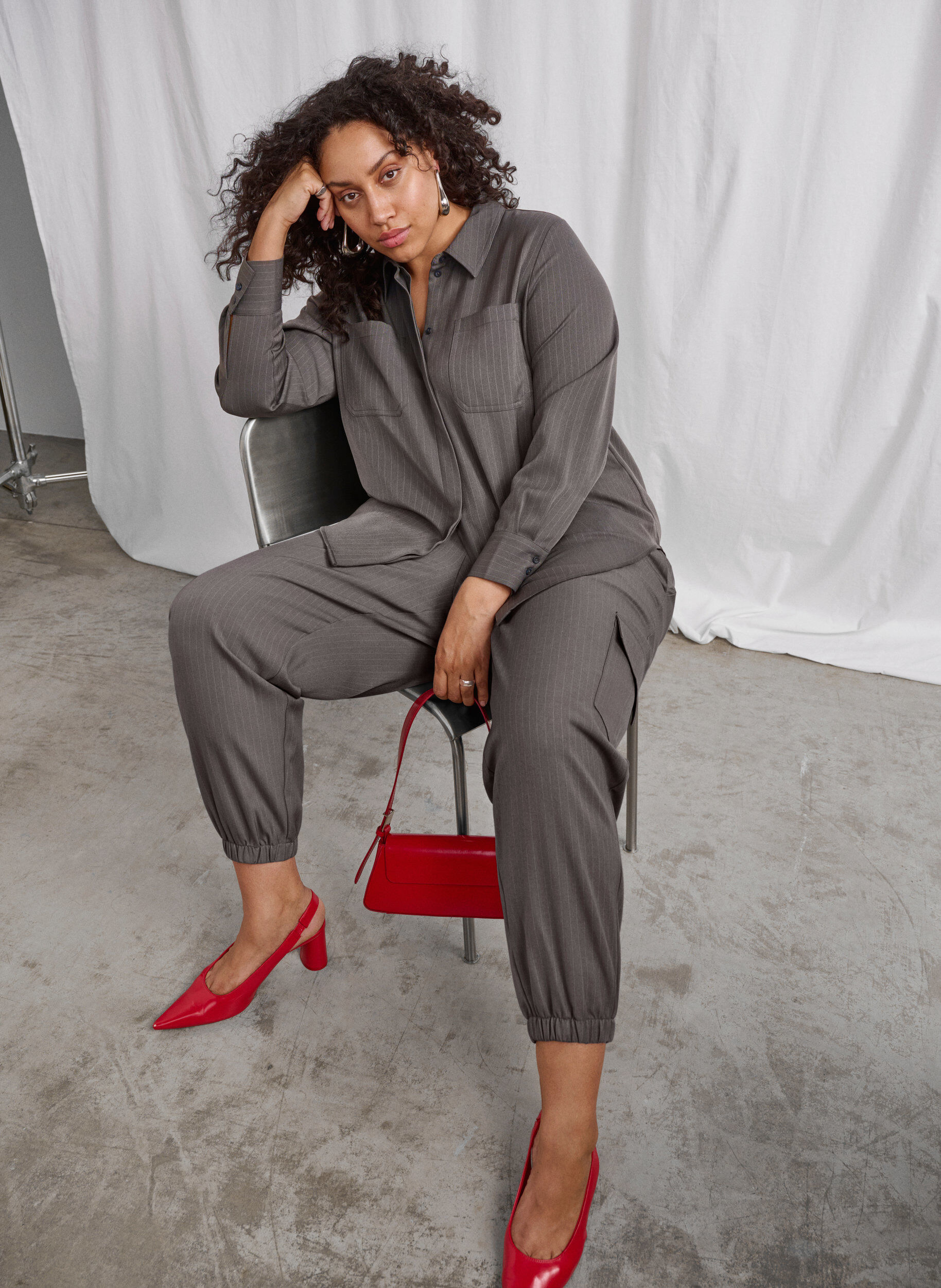 Zizzi Byxor med cargo-fickor och res&aring;r i midjan, Gr&aring;, Image image number 0