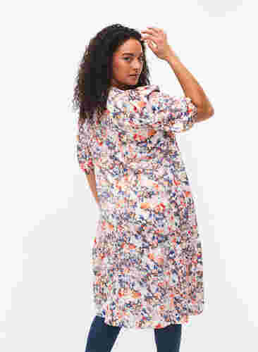 Tryckt klänning med puffärmar, B. White graphic AOP, Model image number 1