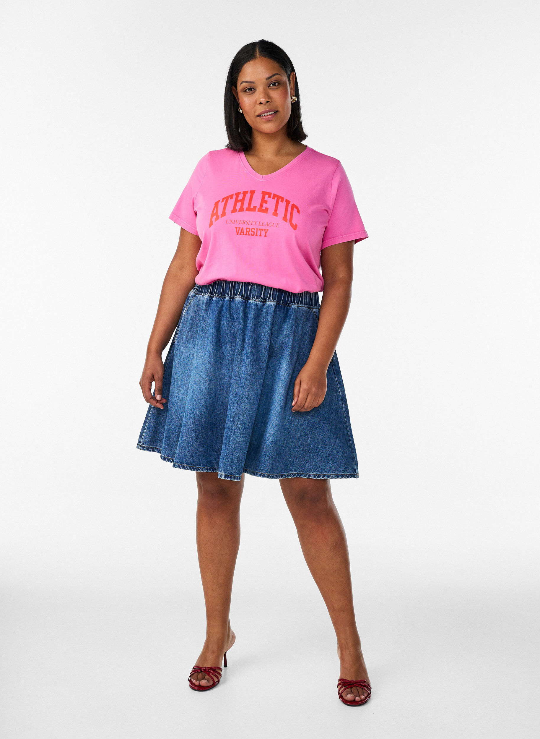 ZizziT-shirt i ekologisk bomull med varsity-tryck och v-ringning, Rosa, Model image number 1