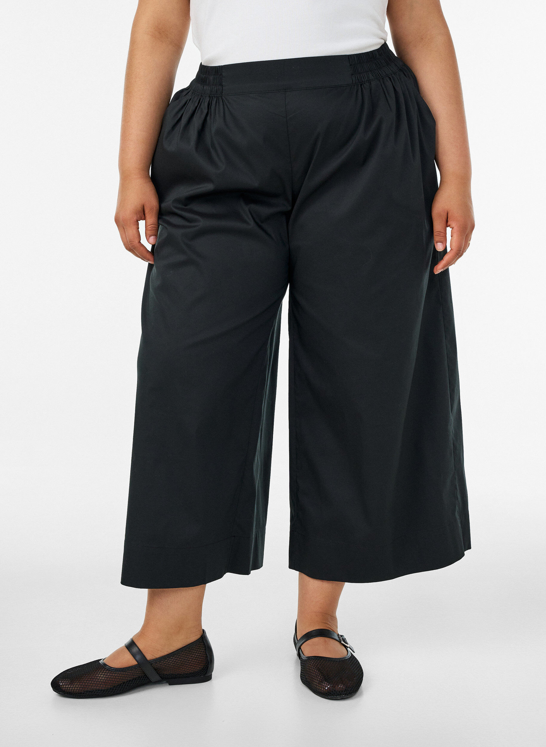 ZizziCulottebyxor med res&aring;r i midjan och vida ben, Svart, Model image number 2