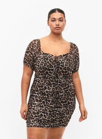 Kort klänning i mesh med leopardtryck, Leo, Model