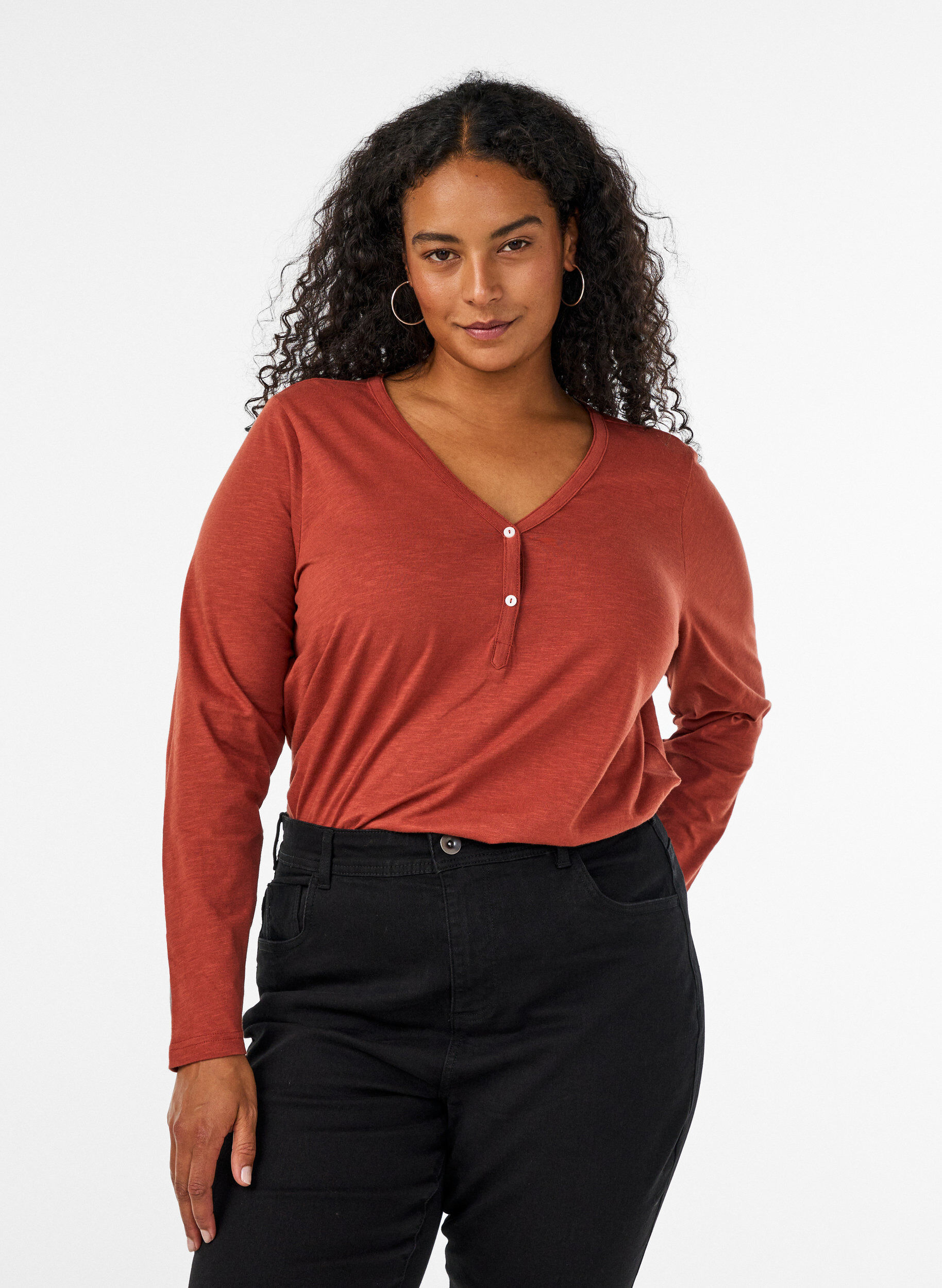 L&aring;ng&auml;rmad t-shirt med v-ringning och knappar, Brun, Model