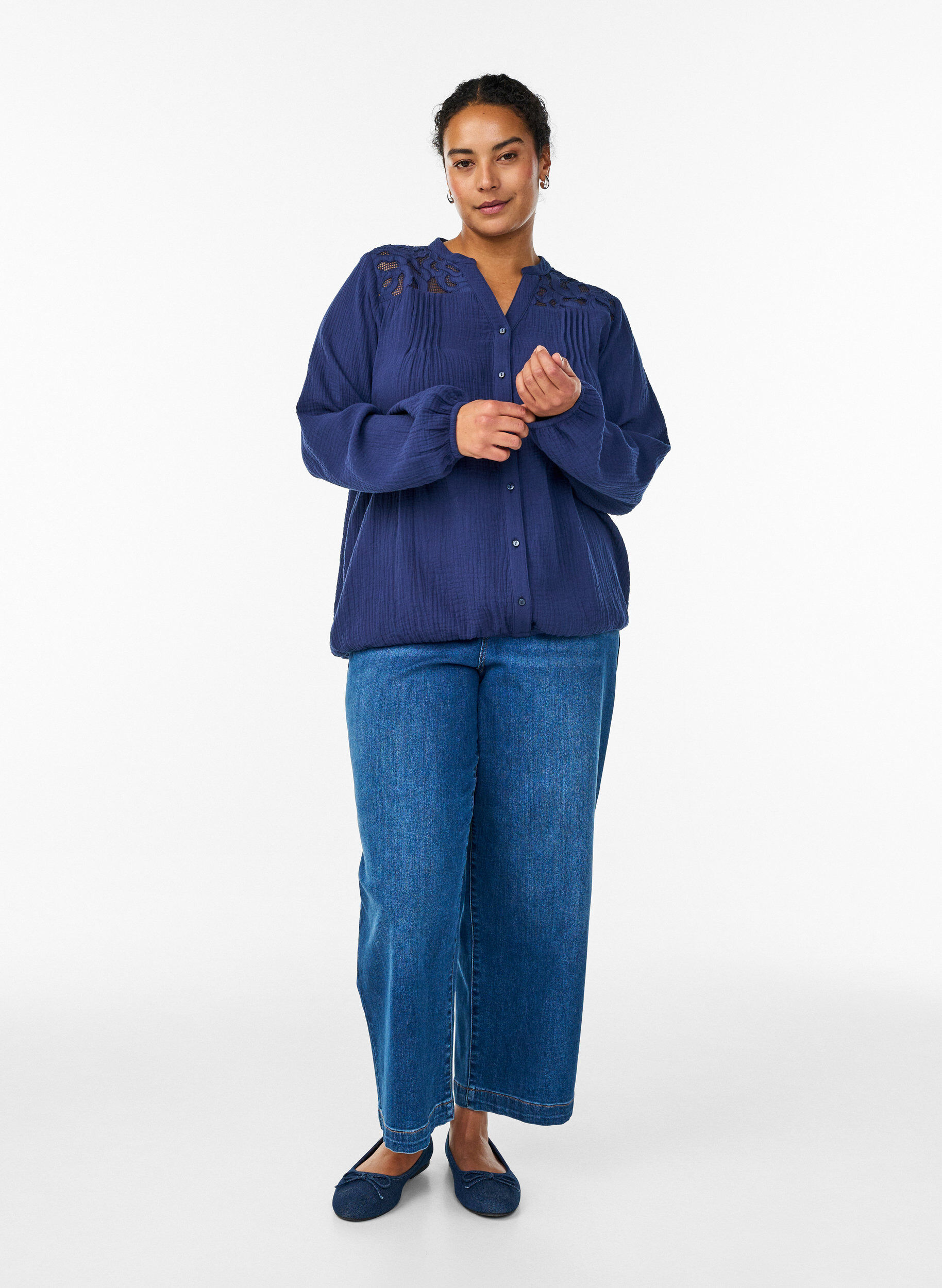 Zizzi Blus i bomullsmuslin med broderade detaljer, Bl&aring;, Model image number 1