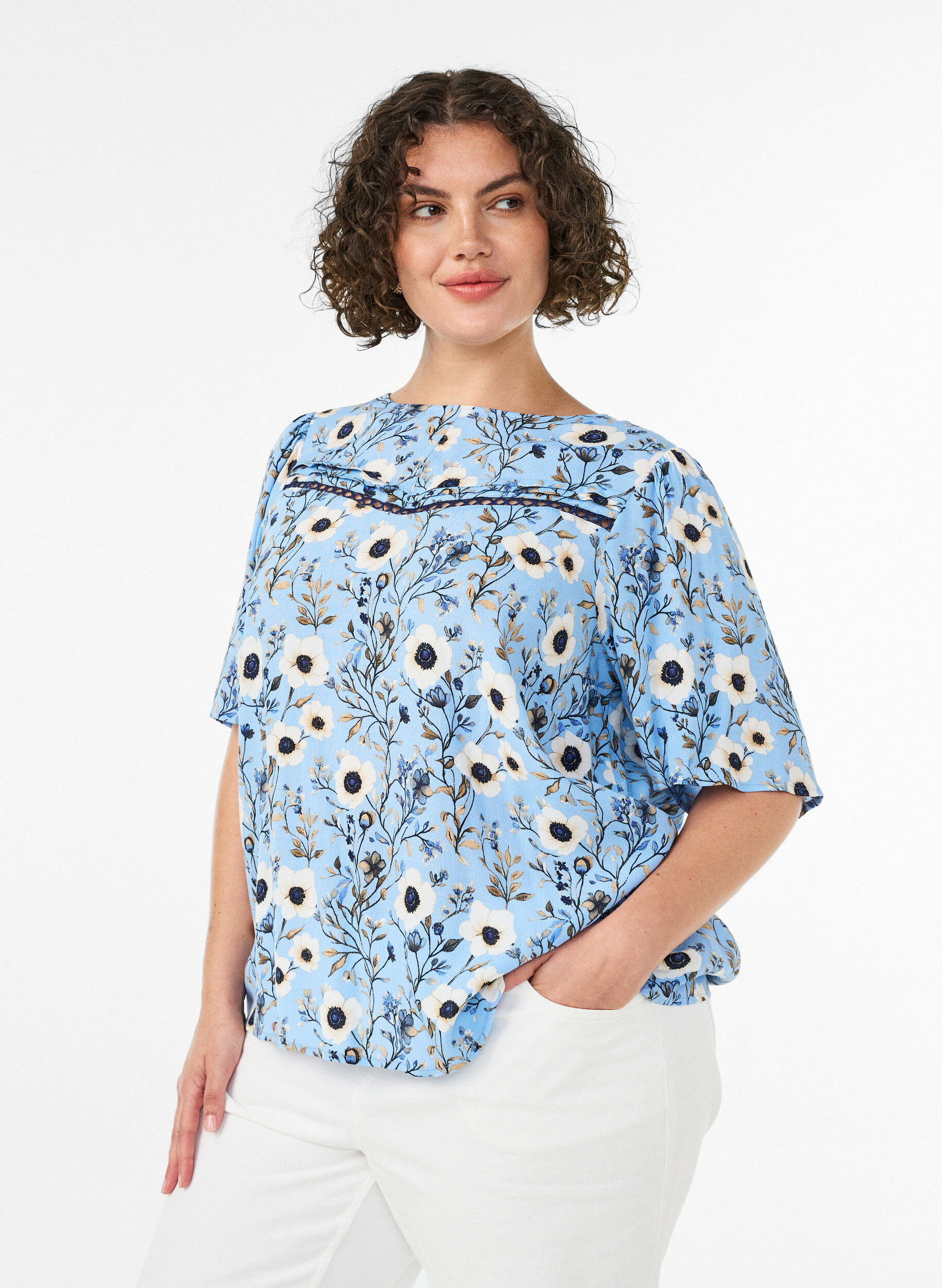 Blommig blus med korta &auml;rmar, Bl&aring;, Model