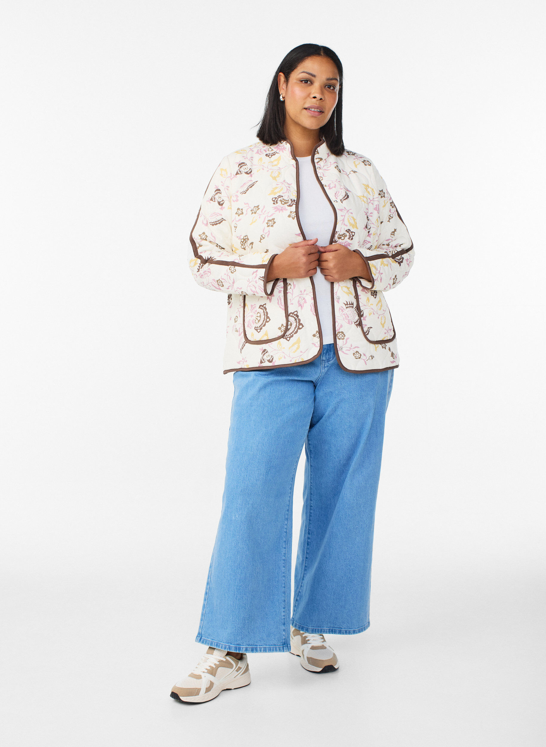 Zizzi Quiltad jacka med knappar och blommigt m&ouml;nster, Beige, Model image number 1