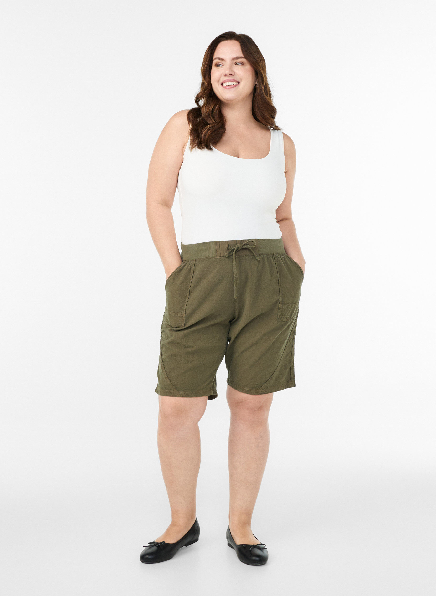 Zizzi L&ouml;sa shorts i bomull med fickor, Gr&ouml;n, Model image number 1