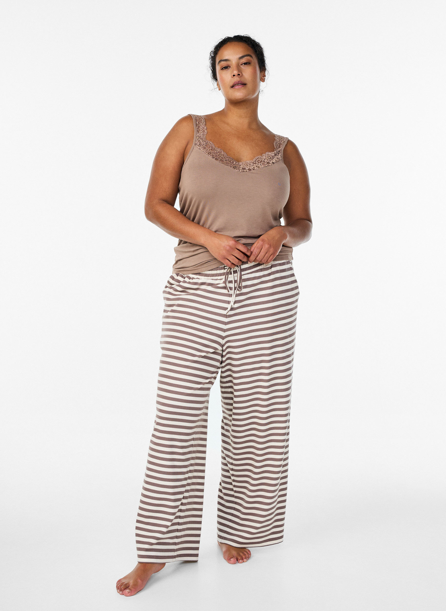 Randiga pyjamasbyxor med h&ouml;g midja och vida ben, Beige, Model