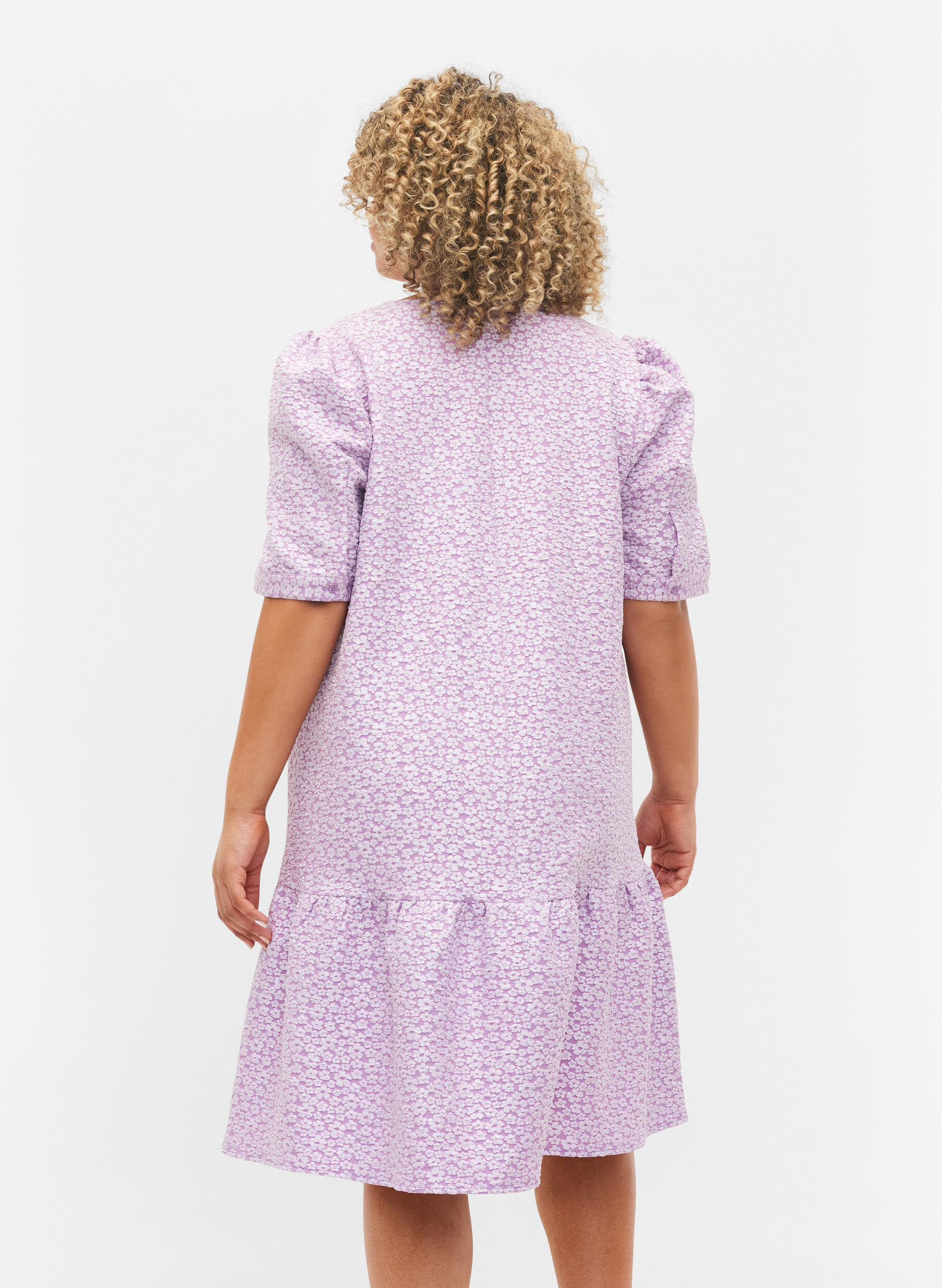 Zizzi Kort&auml;rmad kl&auml;nning med V-ringad hals och blommig struktur, Regal Orchid , Model image number 1