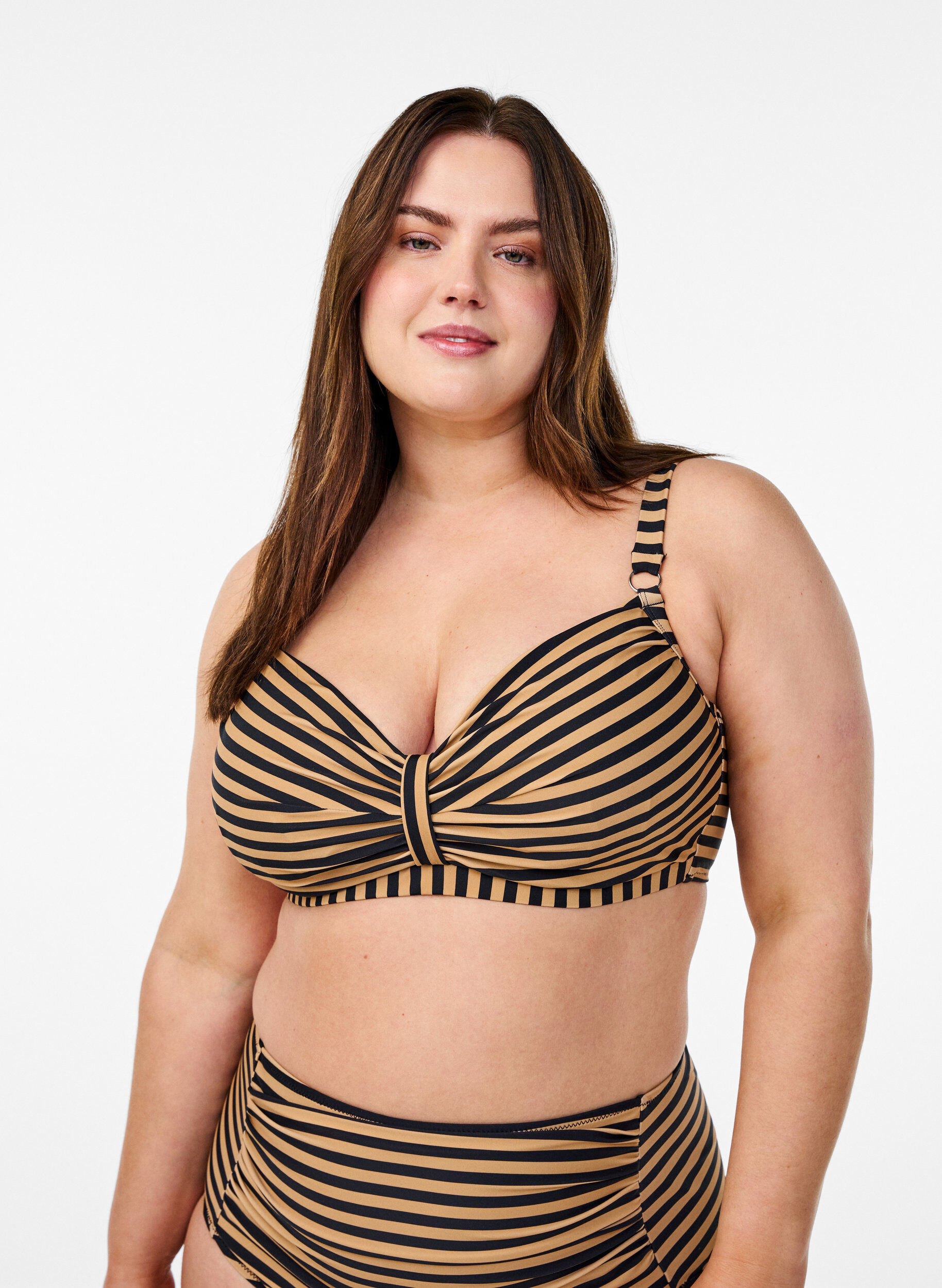Bikinitopp med bygel och m&ouml;nster, Brun, Model